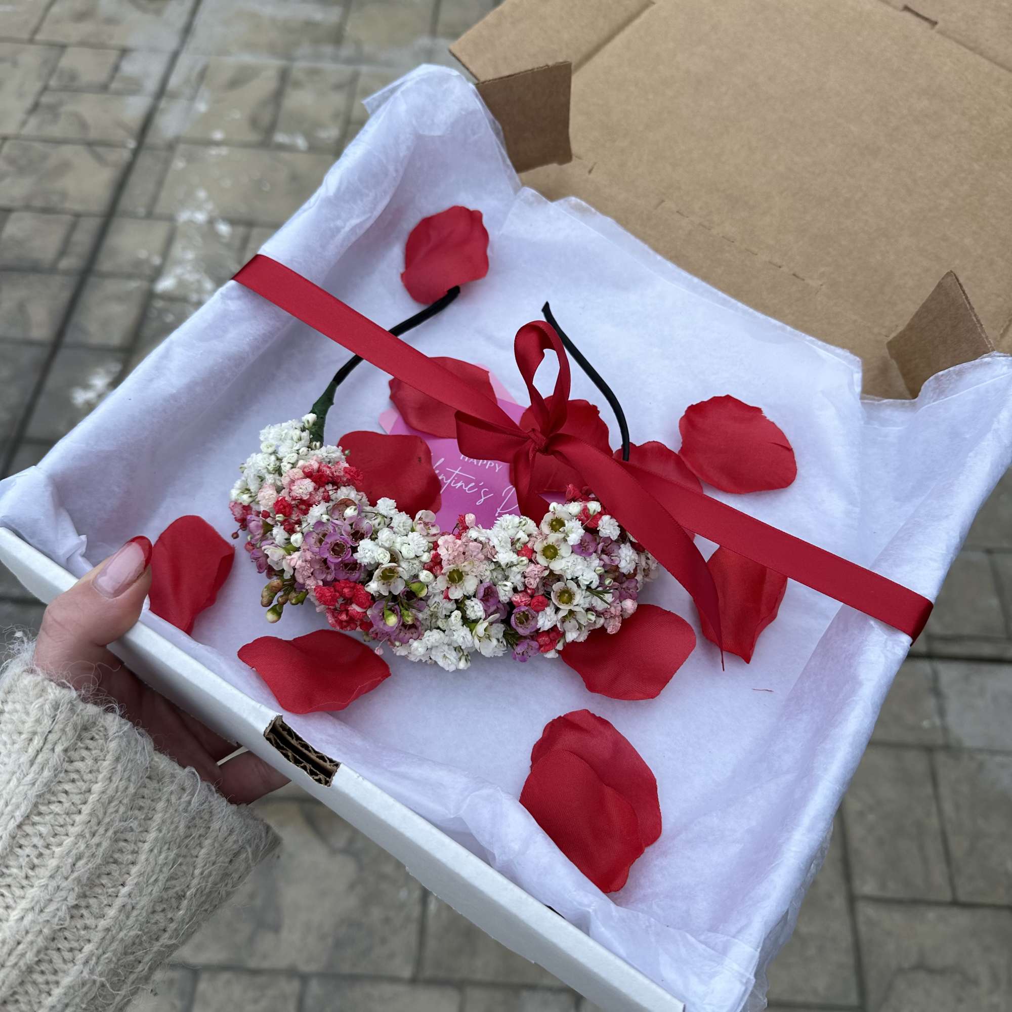 Get ready for your birthday with our unique head piece!

Fresh flowers well