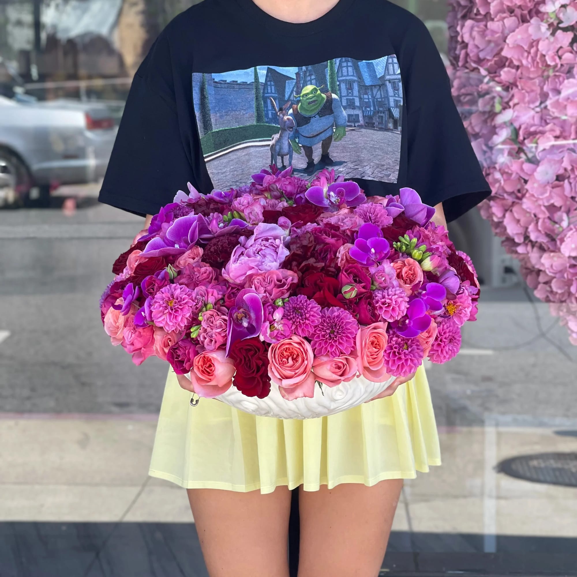 White vase with the mix of pink and burgundy flowers White vase with the mix of pink and burgundy flowers