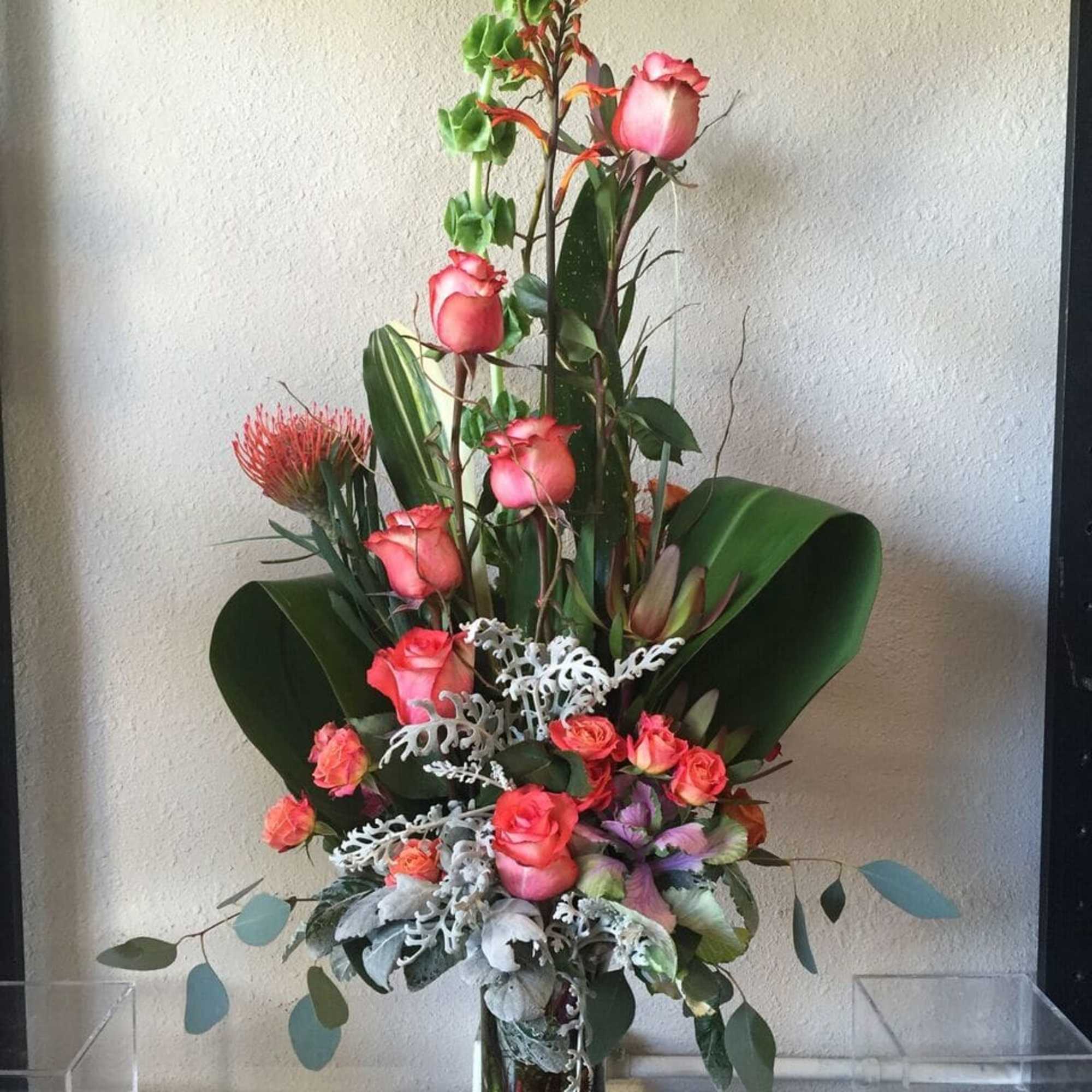 Modern arrangement with pink roses.(one side look) Modern arrangement with pink roses.(one side look)