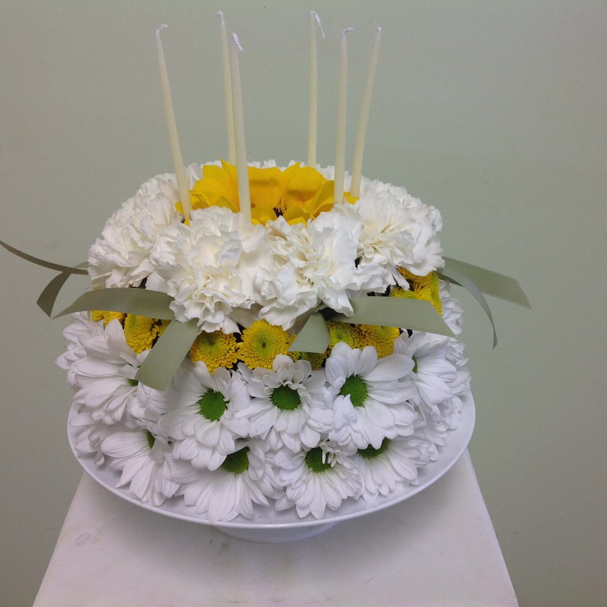 SEND BIRTHDAY WISHES WITH THIS ADORABLE CAKE MADE OF FLOWERS!