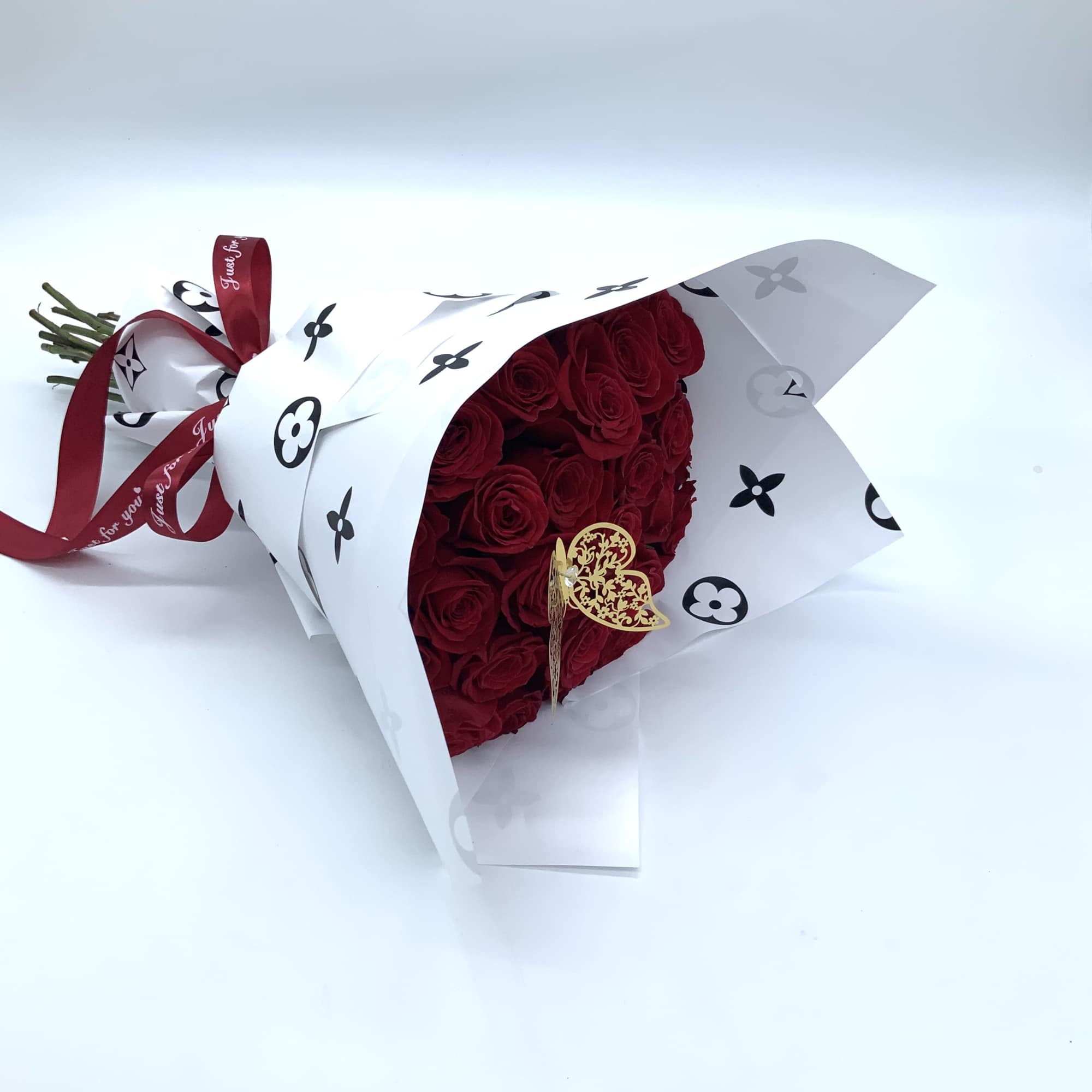 
Small in size but overflowing with elegance! This luxurious mini bouquet of