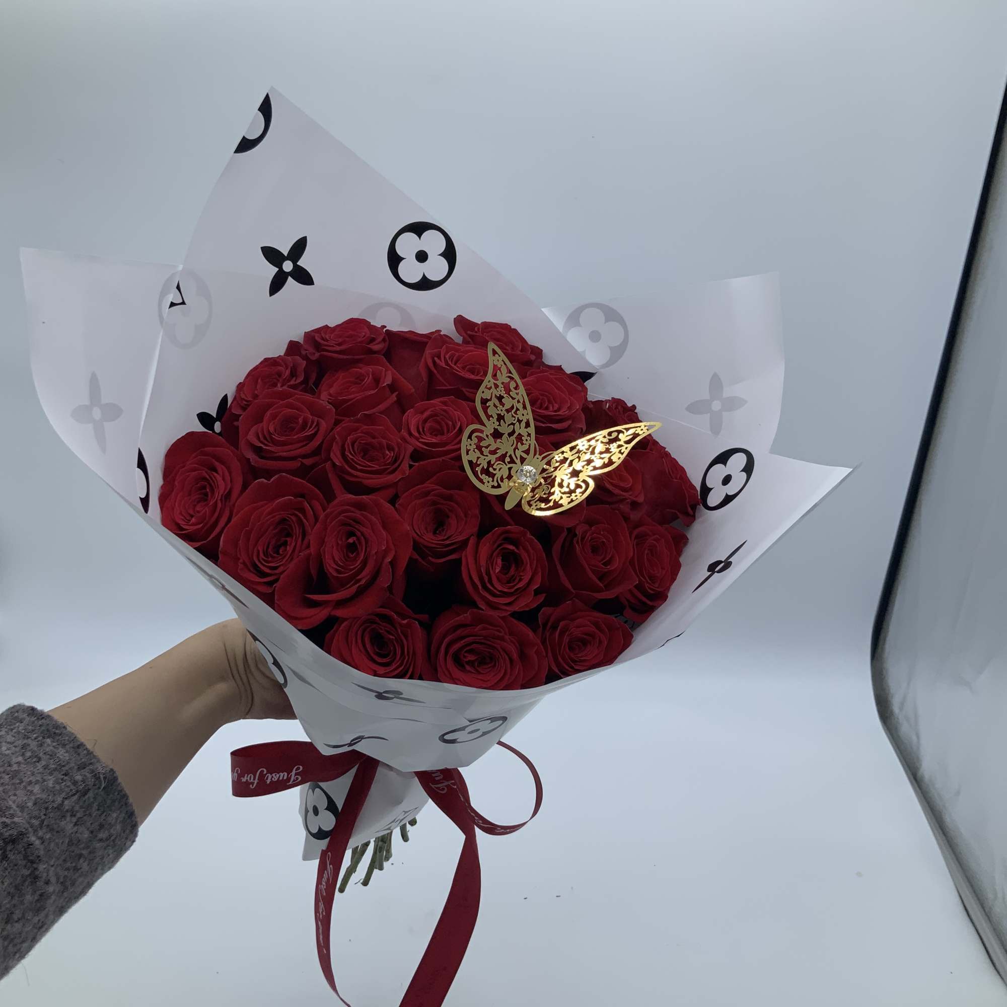 
Small in size but overflowing with elegance! This luxurious mini bouquet of