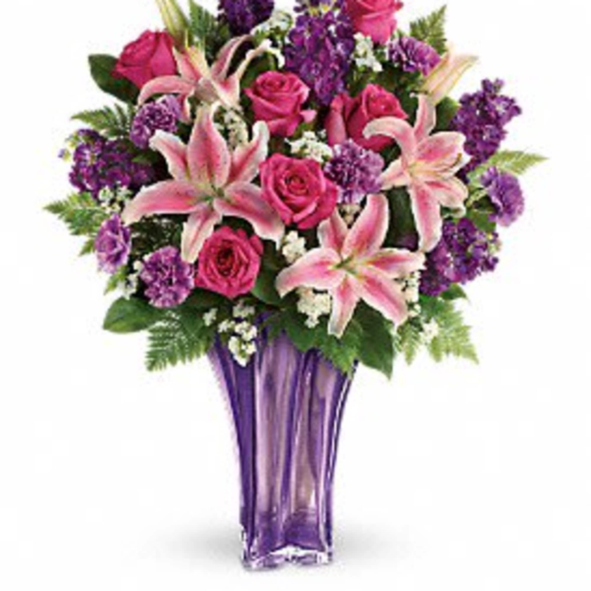 The essence of luxury! This dramatic bouquet spoils her with a decadent