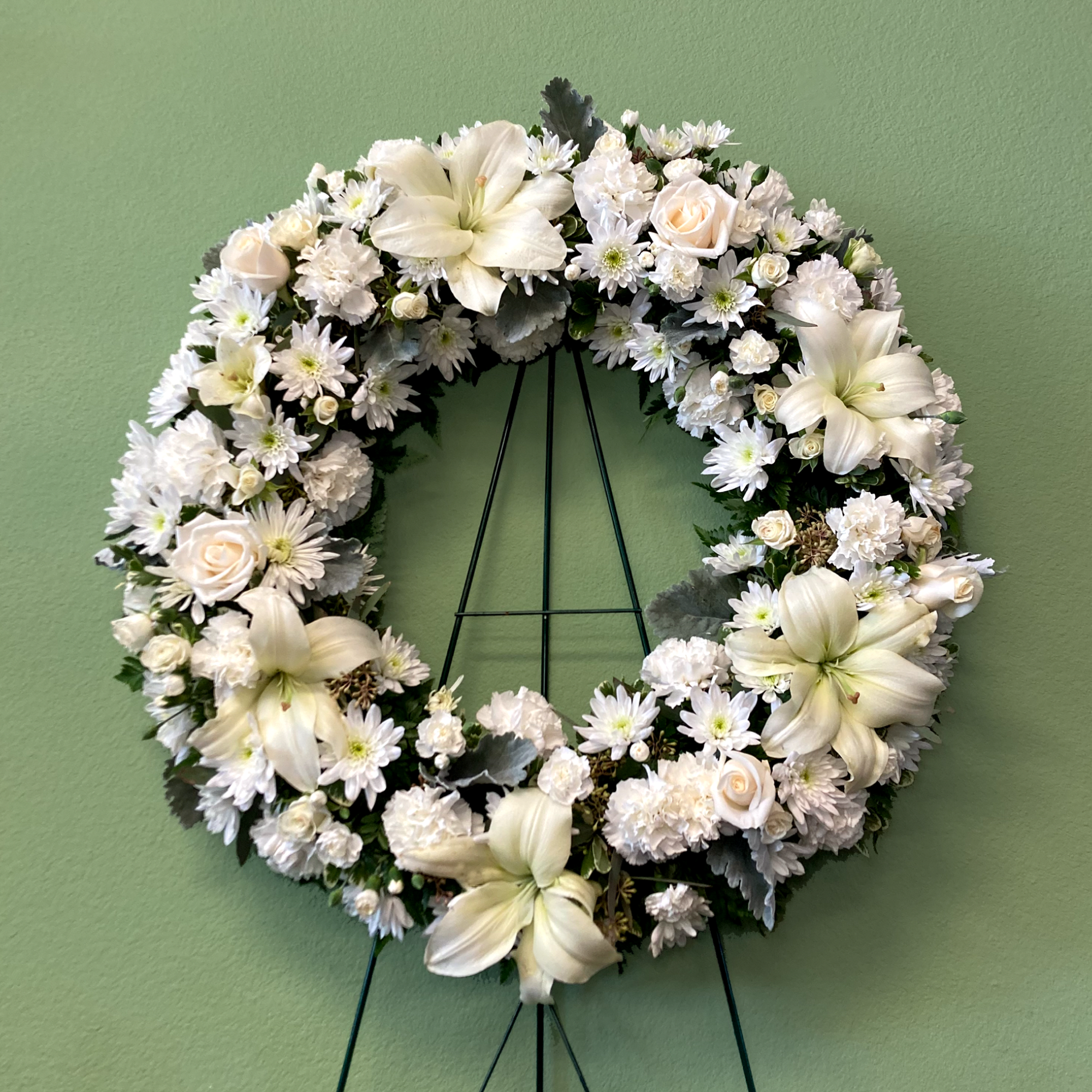 A tranquil standing wreath of flowers that arrives delivered on an easel