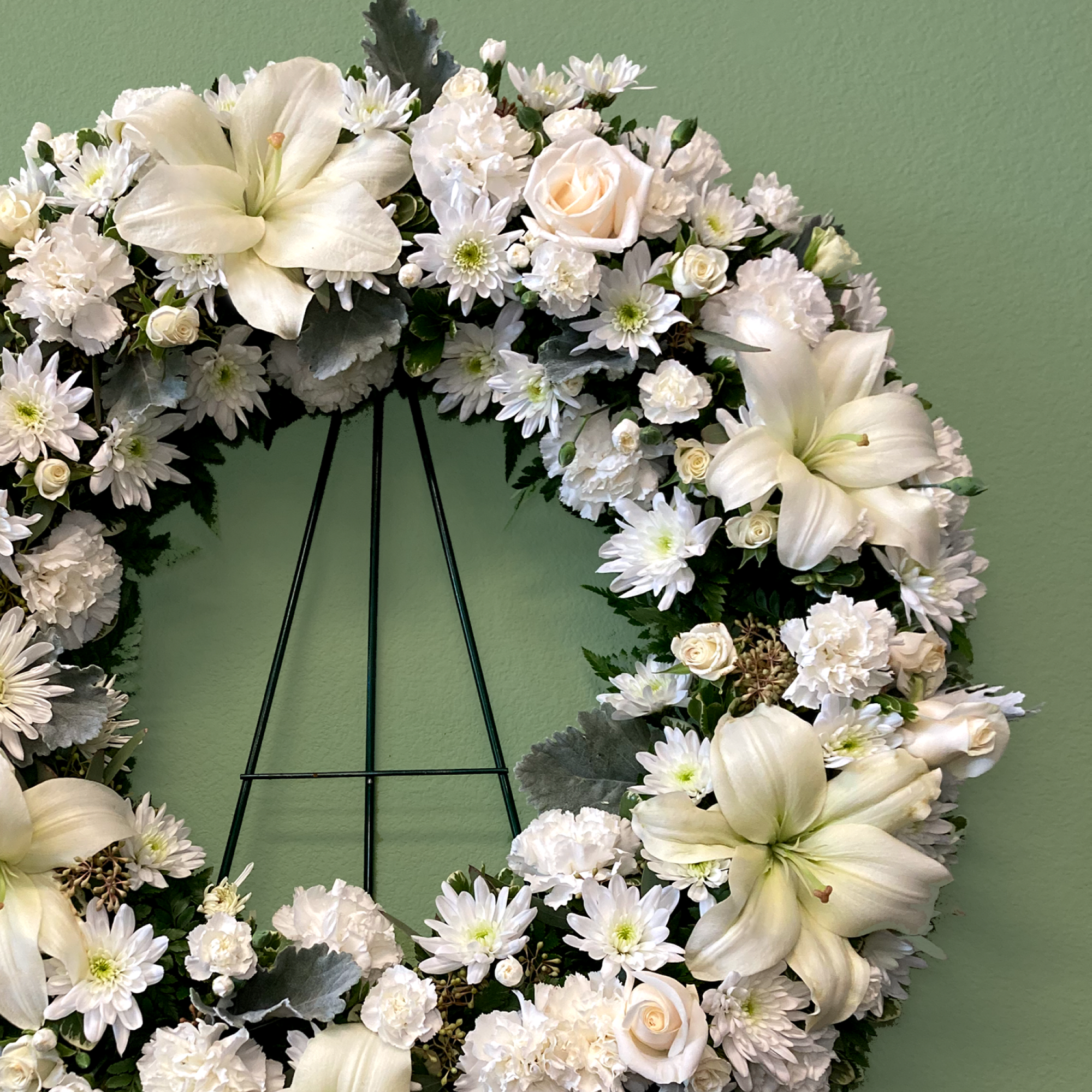 A tranquil standing wreath of flowers that arrives delivered on an easel