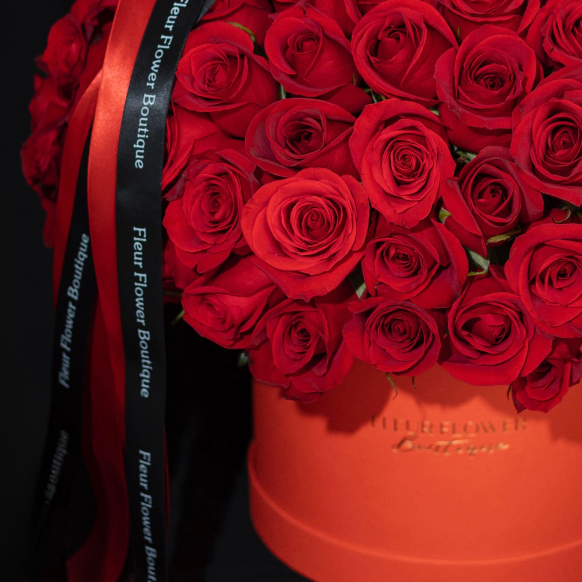 Medium luxury red box.

150 Premium red roses