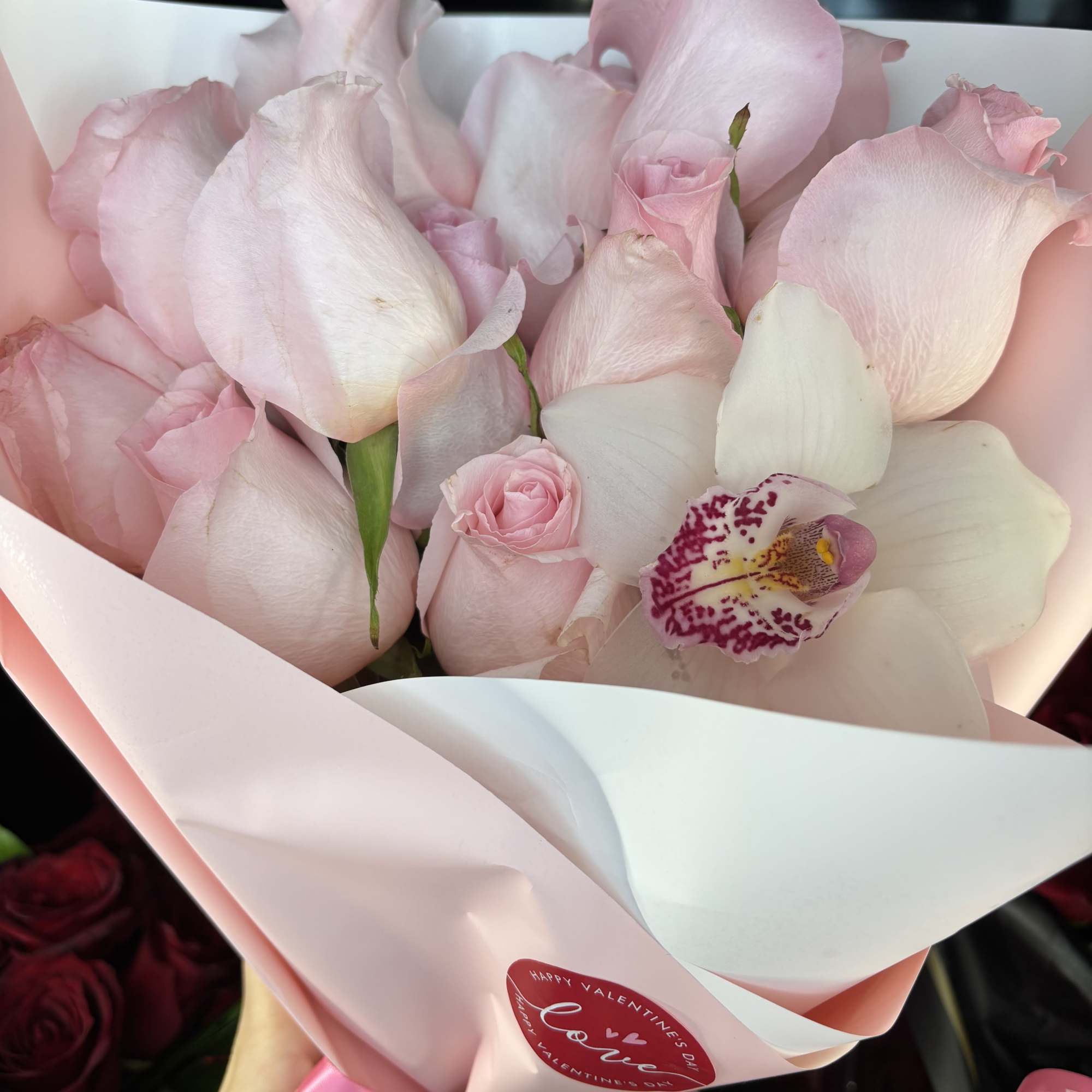 ONE DOZEN PINK ROSES WITH ORCHID