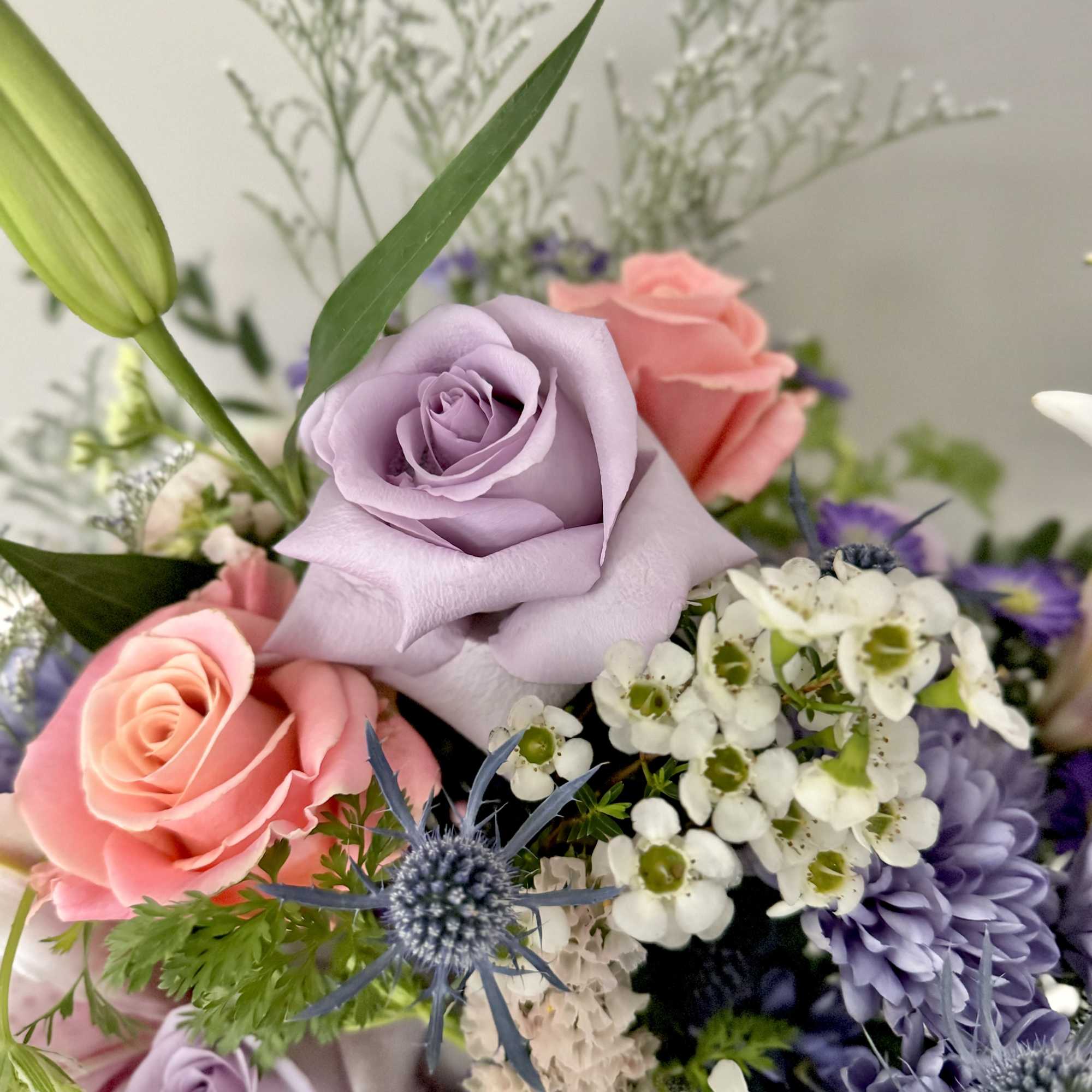 Feel the lovely days of Spring with these beautiful arrangement featuring flowers