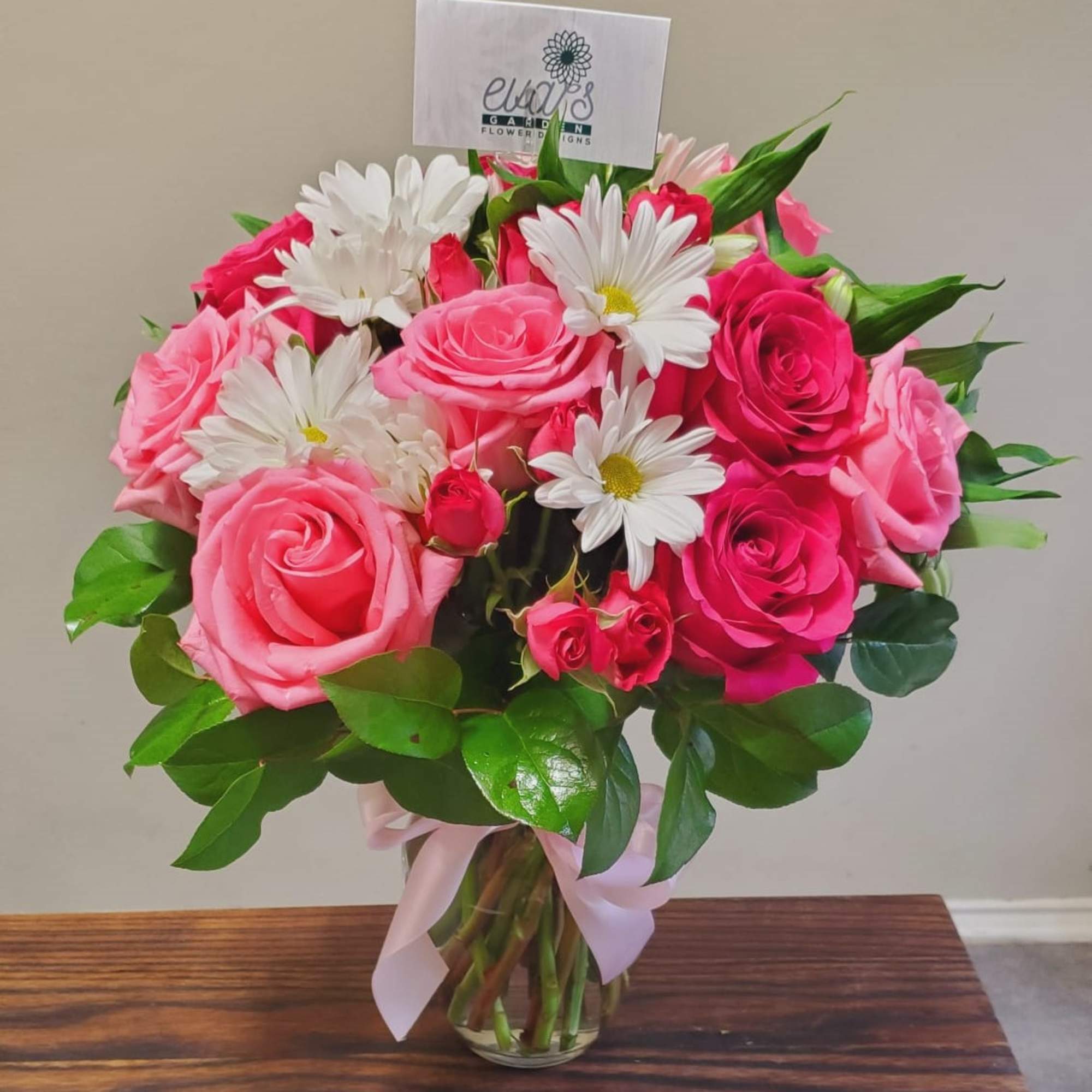 Crystal vase arrangement 

Standard  3 light pink roses, 3 hot pink
