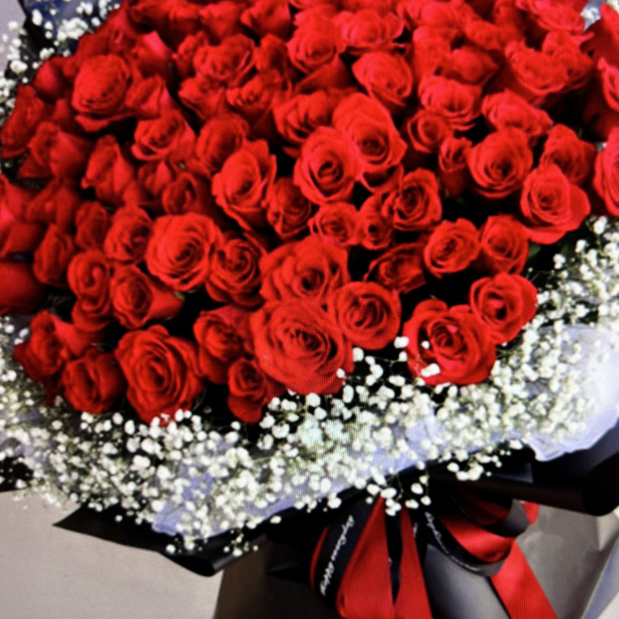 Hong Kong style red rose  bouquet 