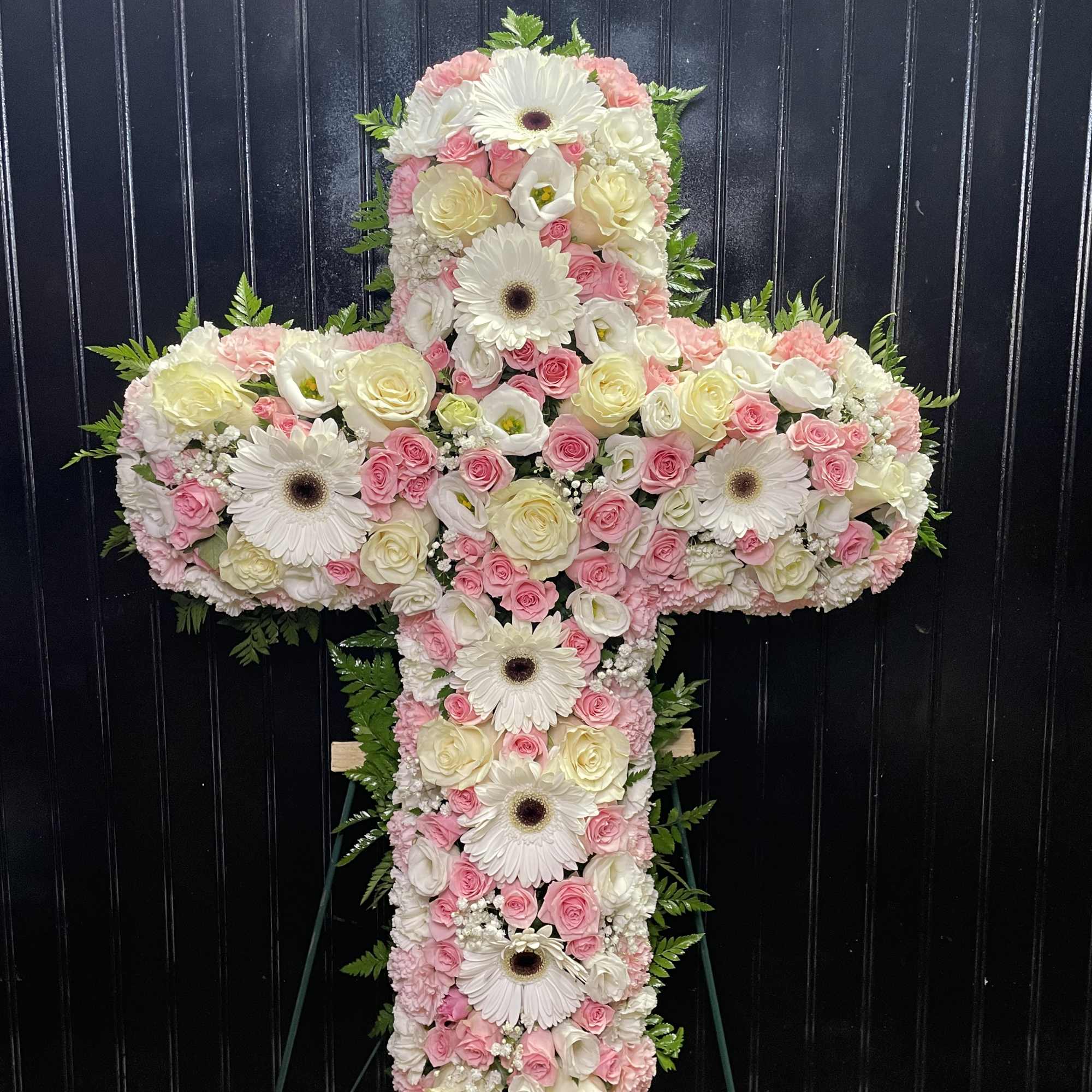 white roses white pom pon&#039;s white lilies white stock and white dedromius