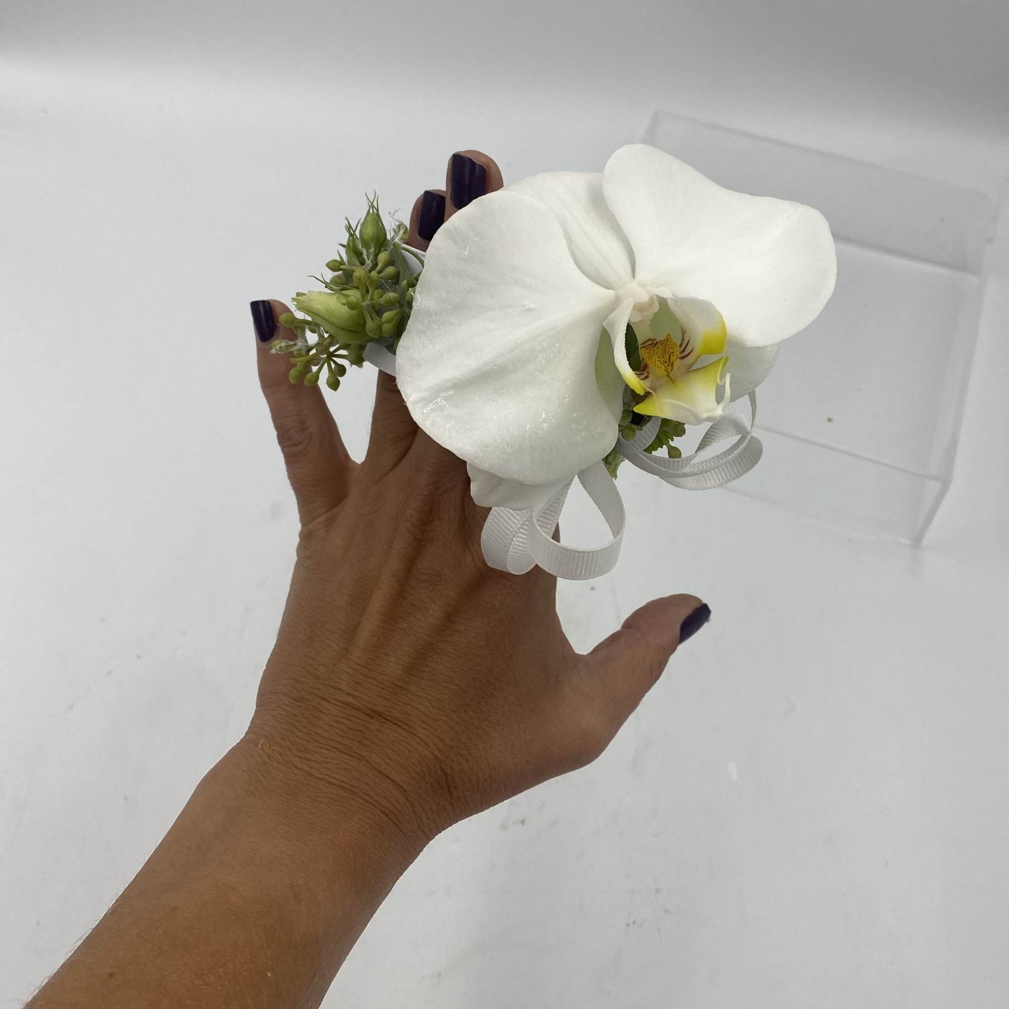 Prom pretty, dinner party savvy, small wedding sass- we love these orchid