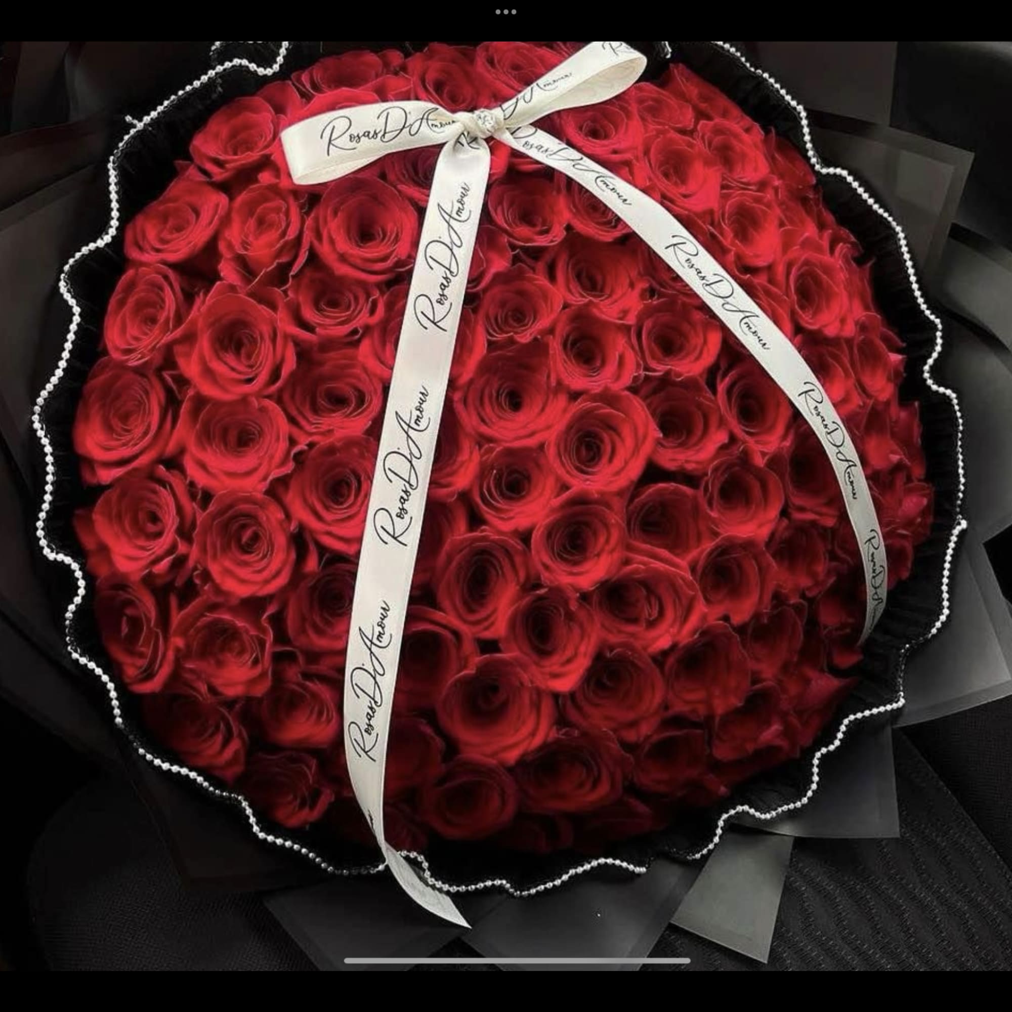 This bouquet of Ecuadorian roses is perfect to show your love and This bouquet of Ecuadorian roses is perfect to show your love and