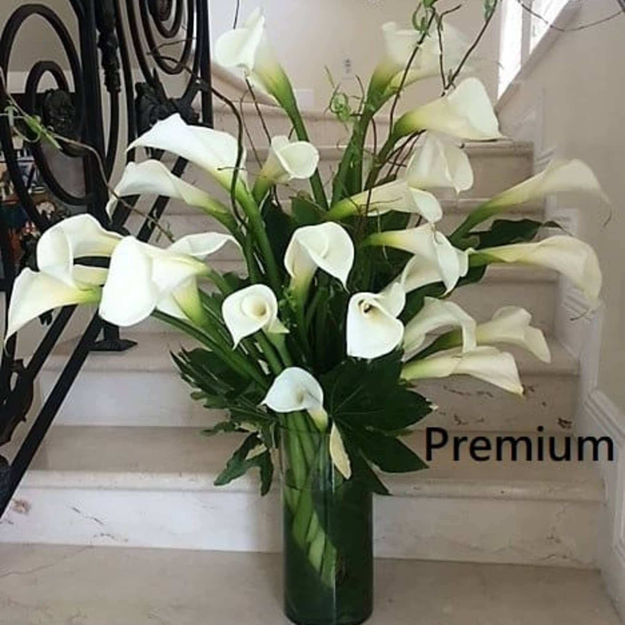STANDARD has 10 White Callas, arranged in a vase.
DELUXE has 15 Callas