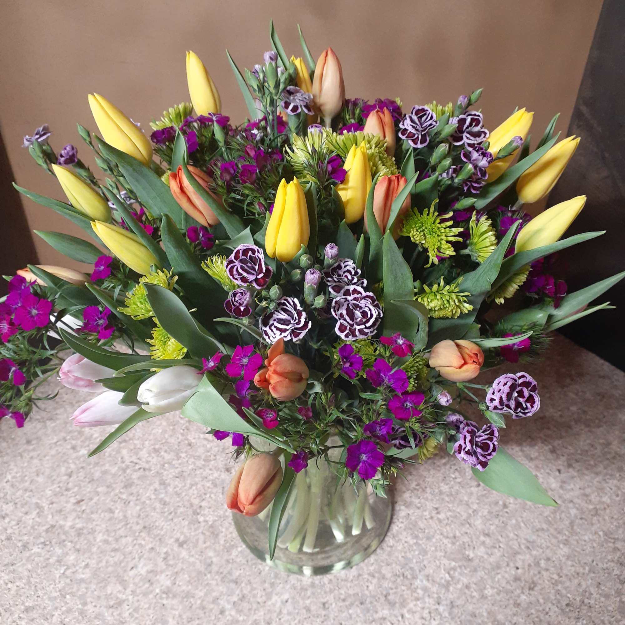 Delivered once a week
Designer&#039;s choice vased arrangement