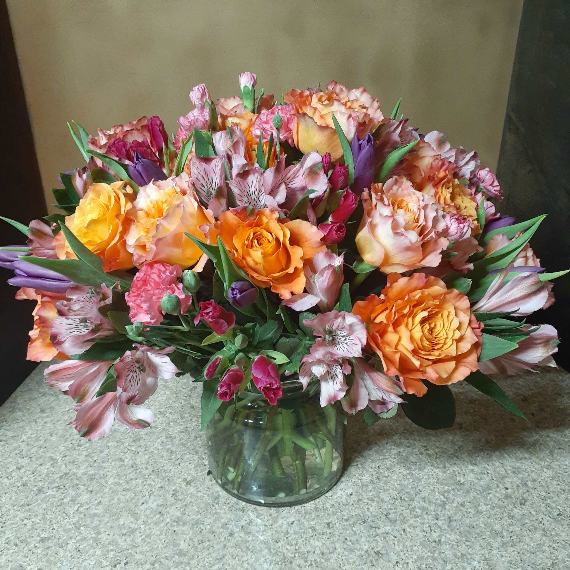 Delivered once a week
Designer&#039;s choice vased arrangement