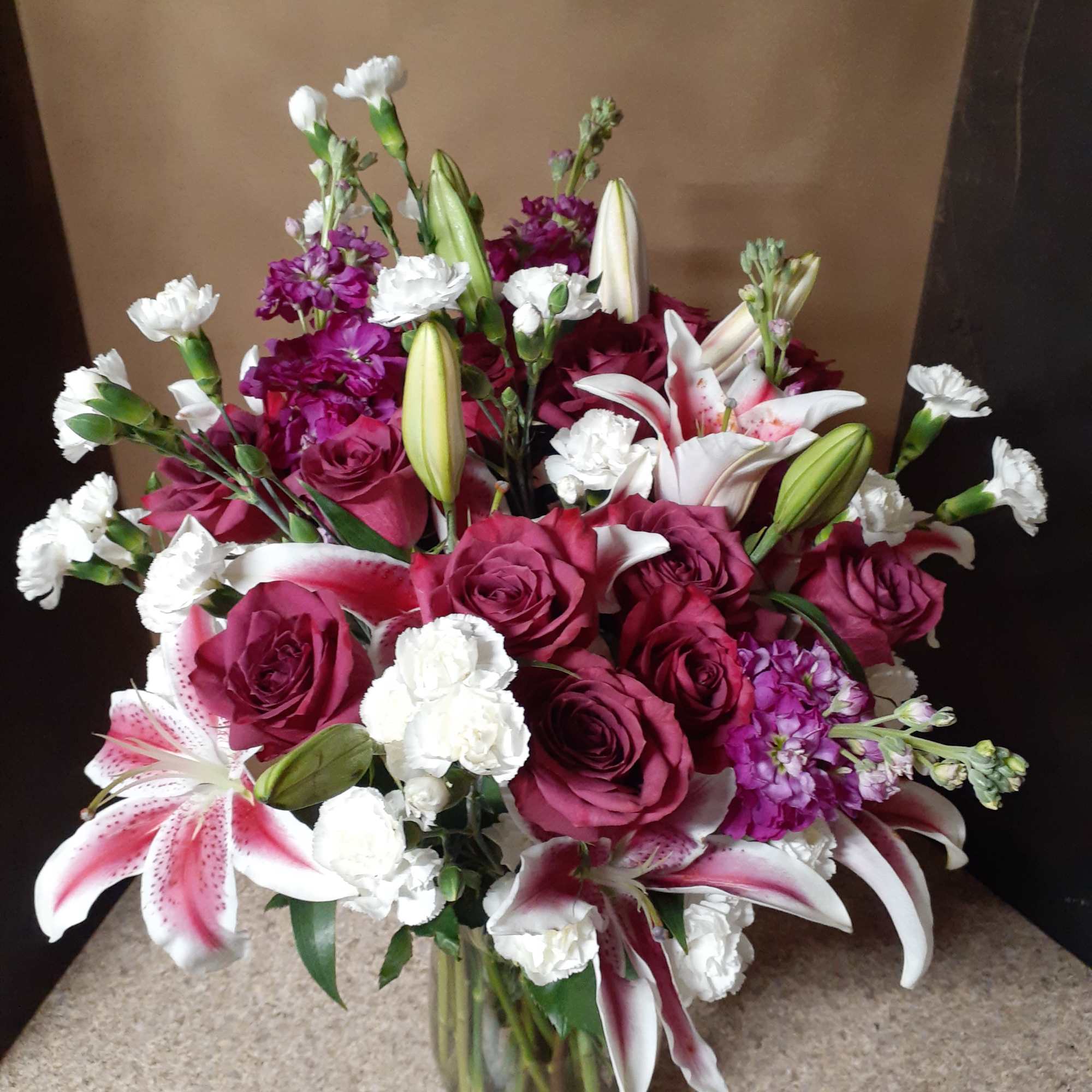 Delivered once a week
Designer&#039;s choice vased arrangement