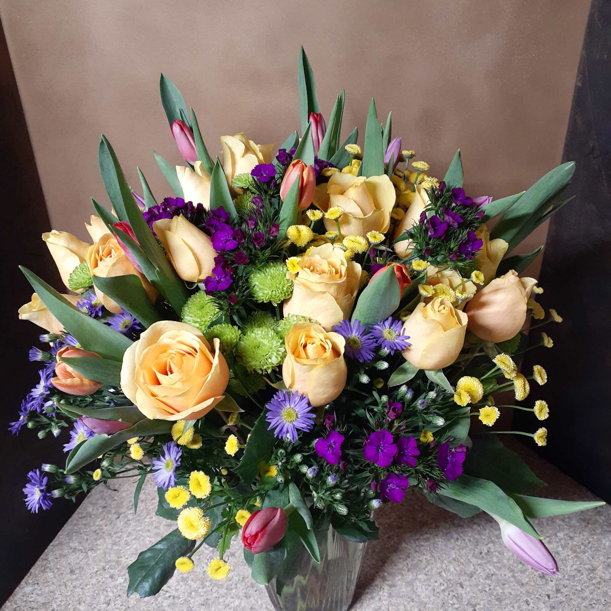 Delivered once a week
Designer&#039;s choice vased arrangement