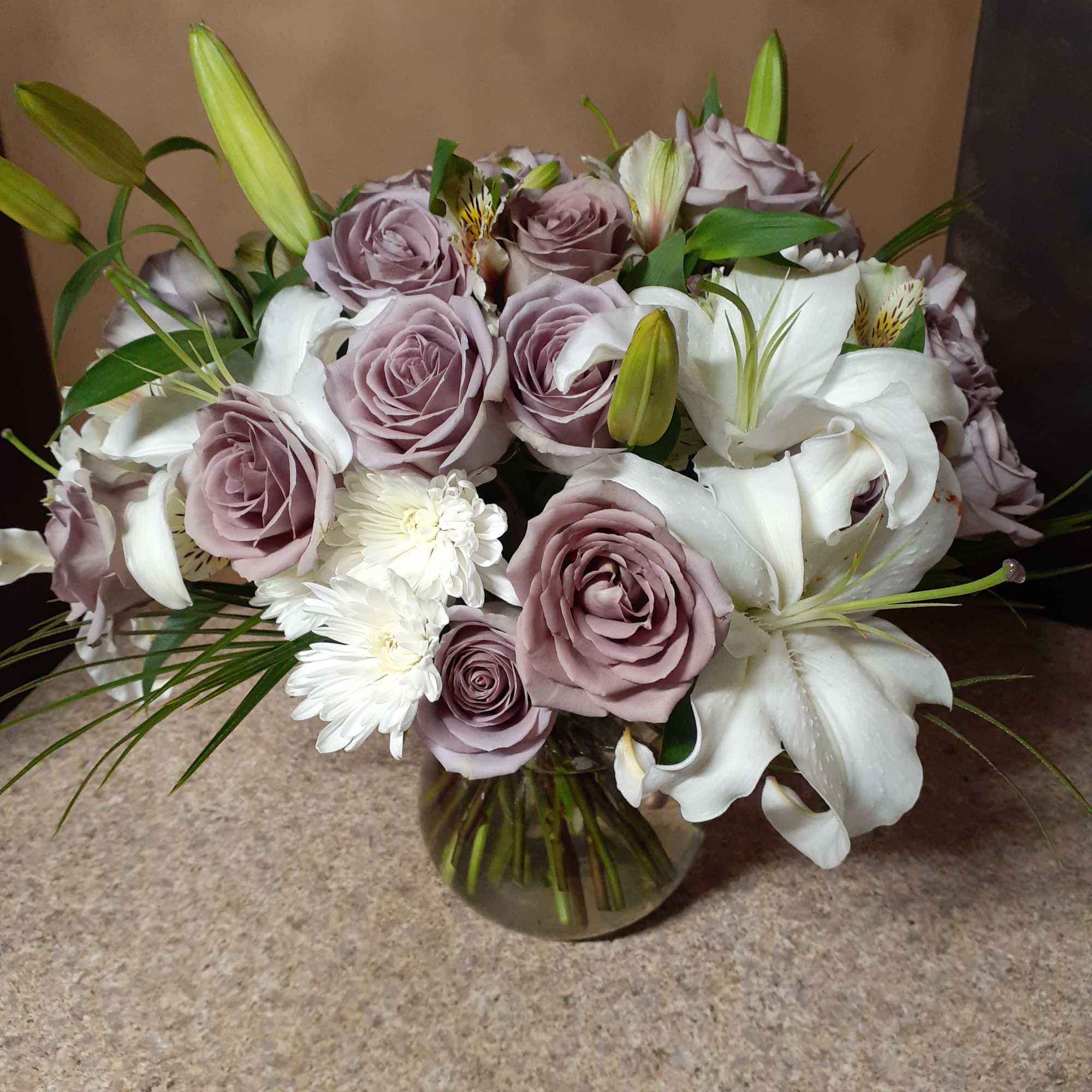 Delivered once a week
Designer&#039;s choice vased arrangement