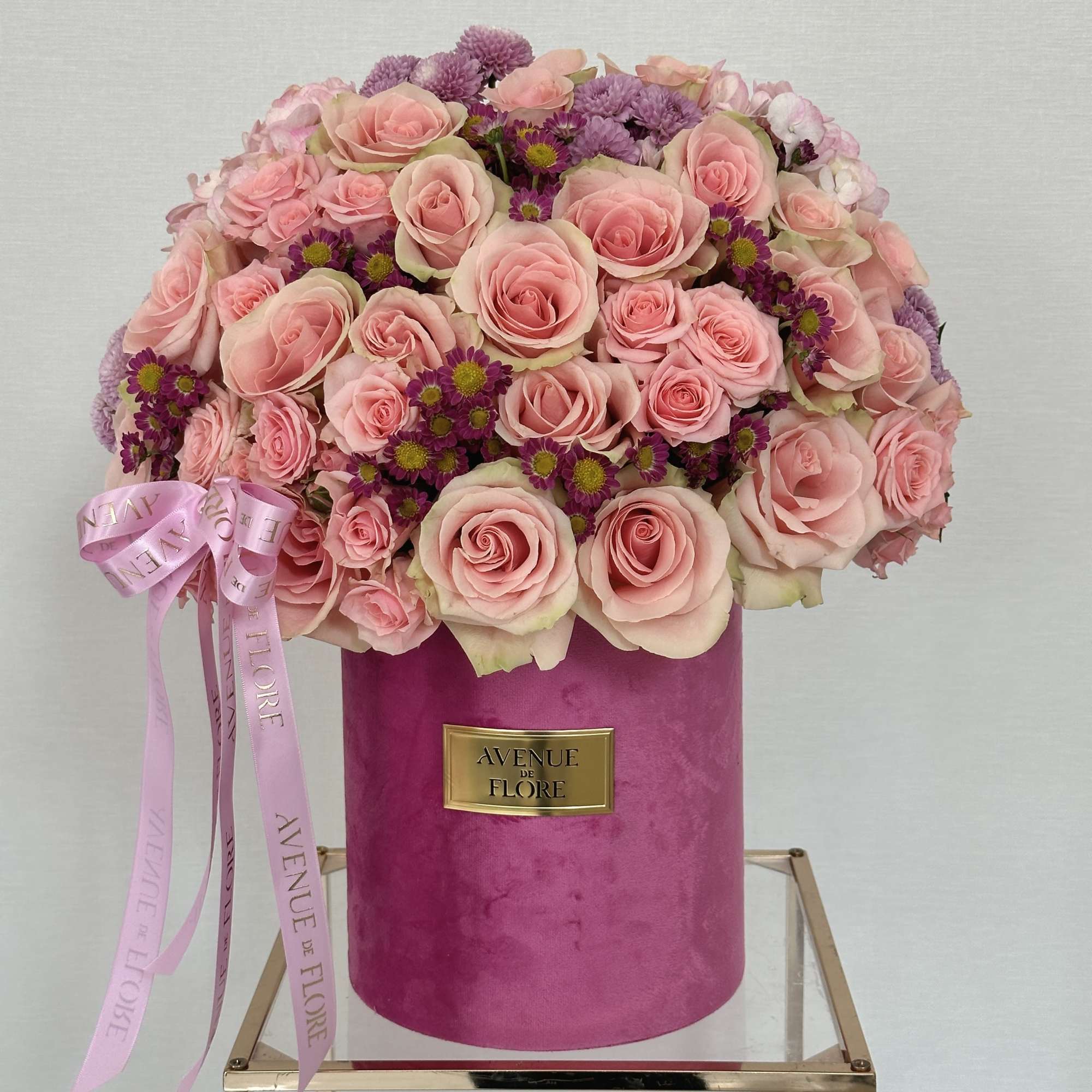 Unveil the beauty of love and elegance with this beautiful arrangement blends