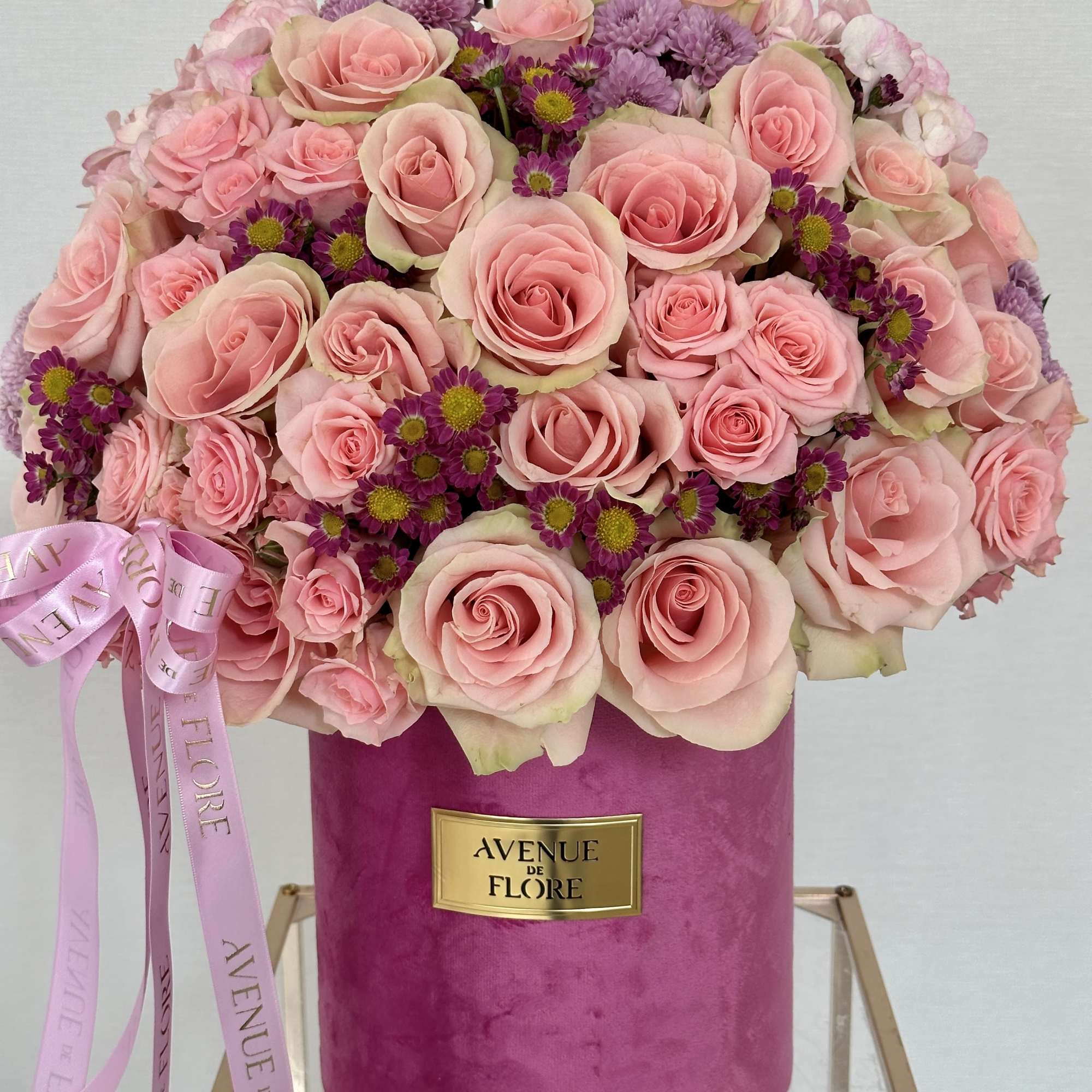 Unveil the beauty of love and elegance with this beautiful arrangement blends