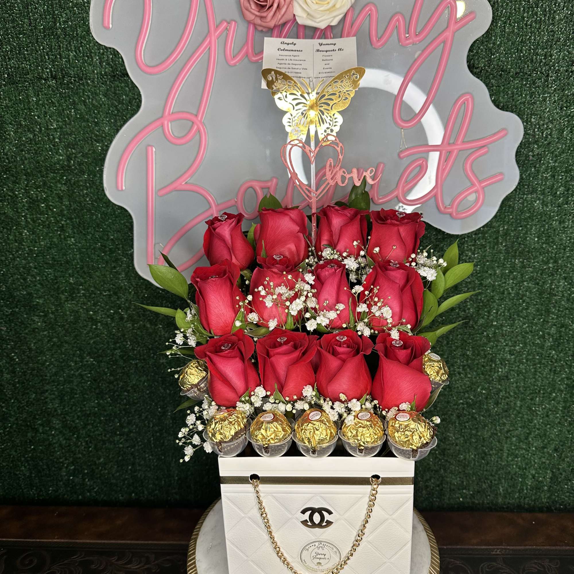 8 roses with baby breath and 4 chocolates
"Picture is a reference every 8 roses with baby breath and 4 chocolates
"Picture is a reference every