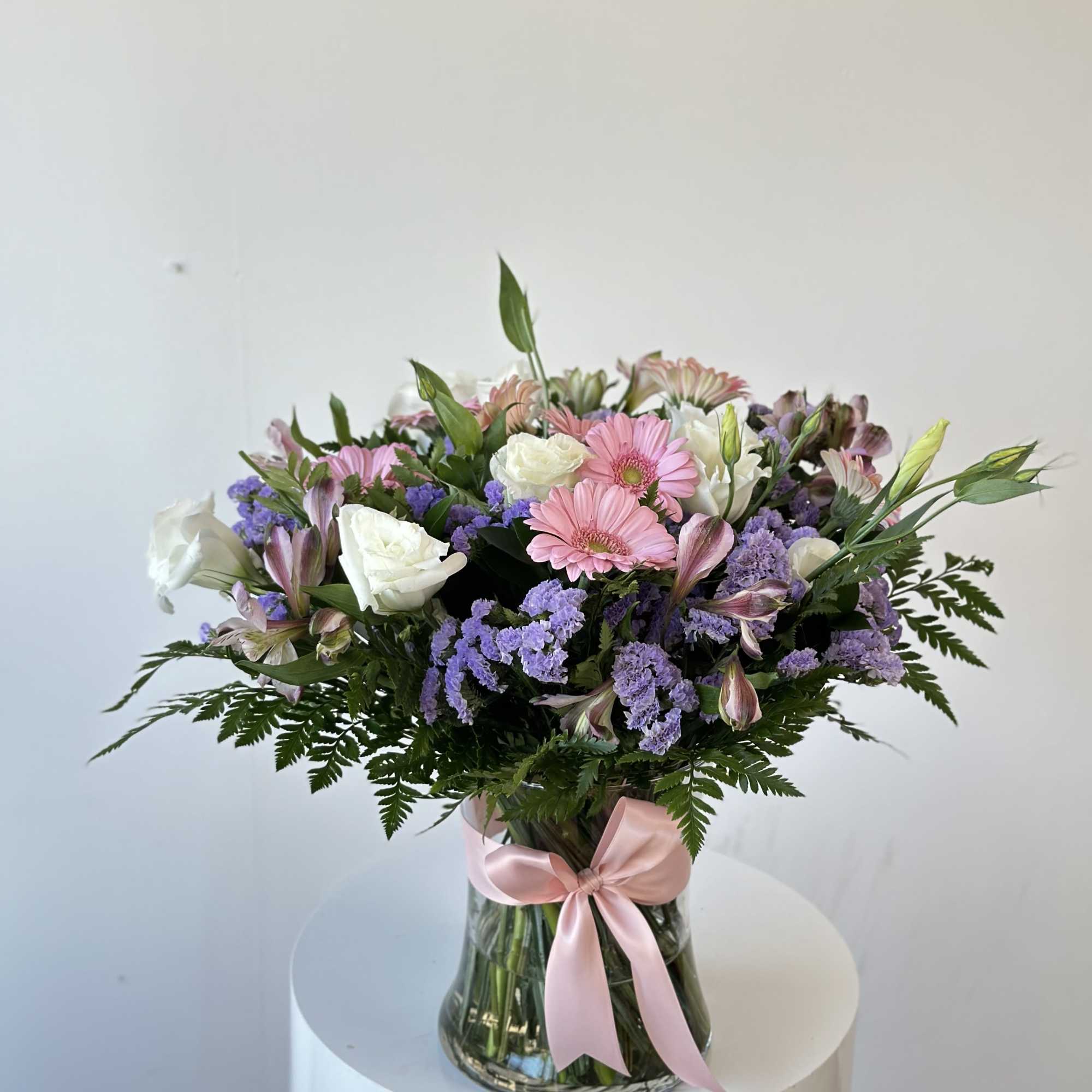 Stunning assortment of fresh blooms!

Send this beautifully-curated design, mix of seasonal flowers