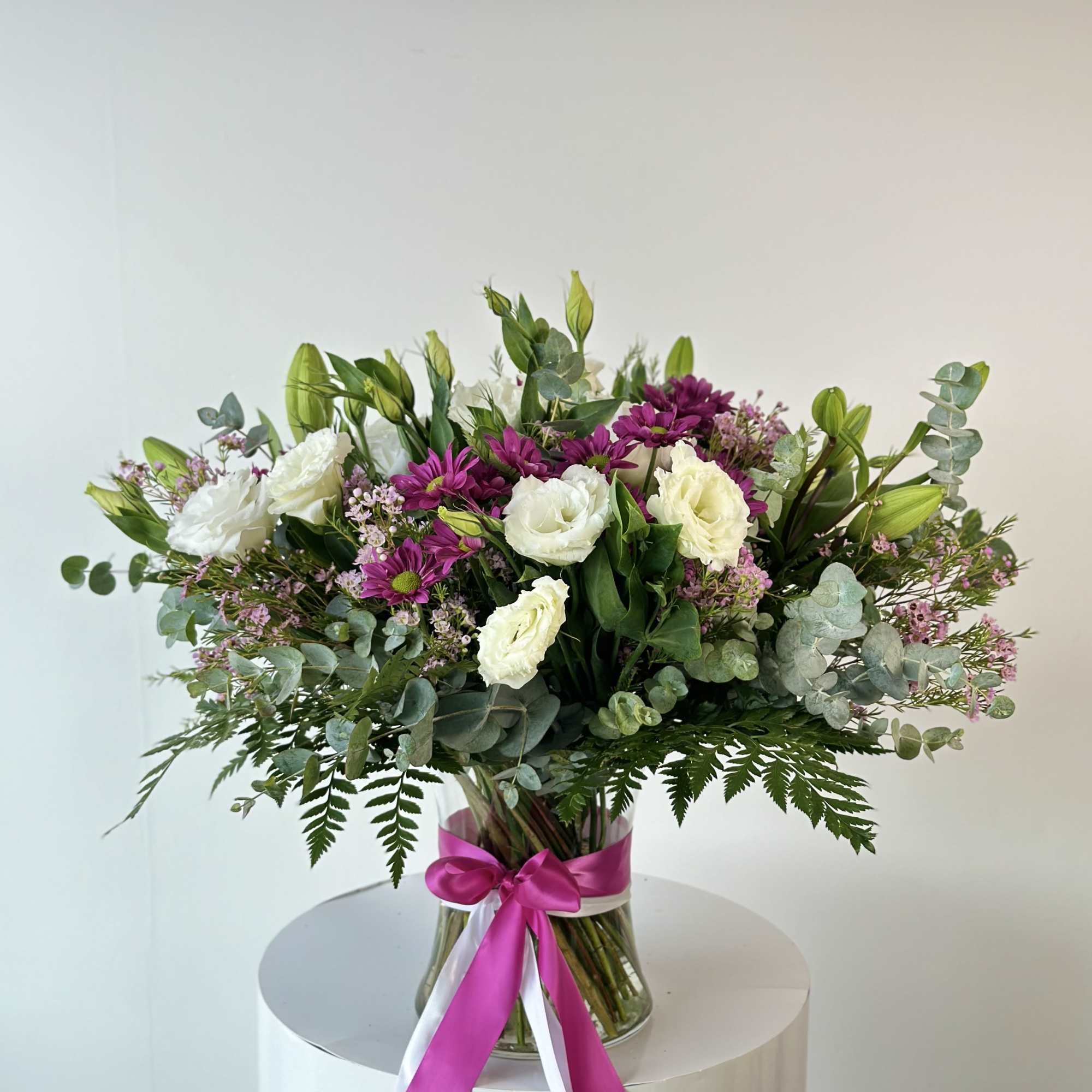 Stunning assortment of fresh blooms!

Send this beautifully-curated design, mix of seasonal flowers