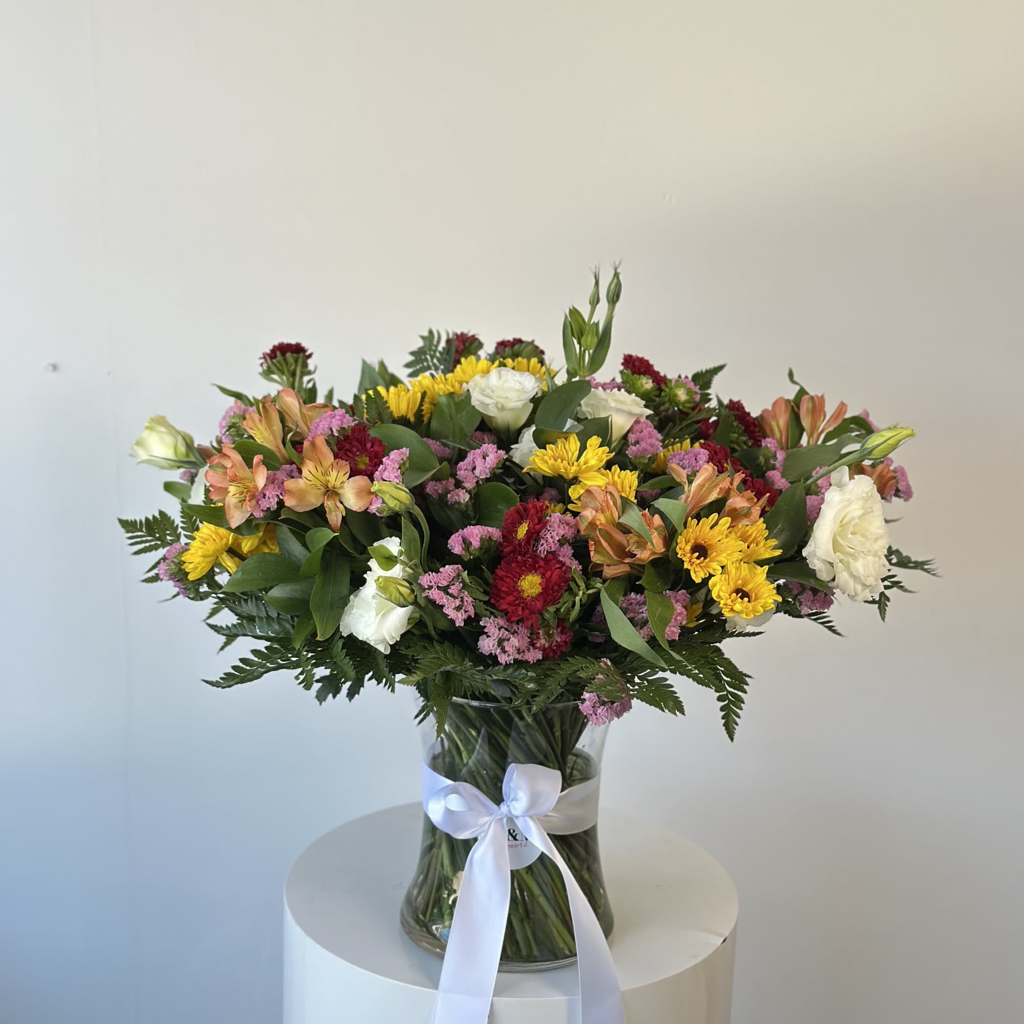 Stunning assortment of fresh blooms!

Send this beautifully-curated design, mix of seasonal flowers