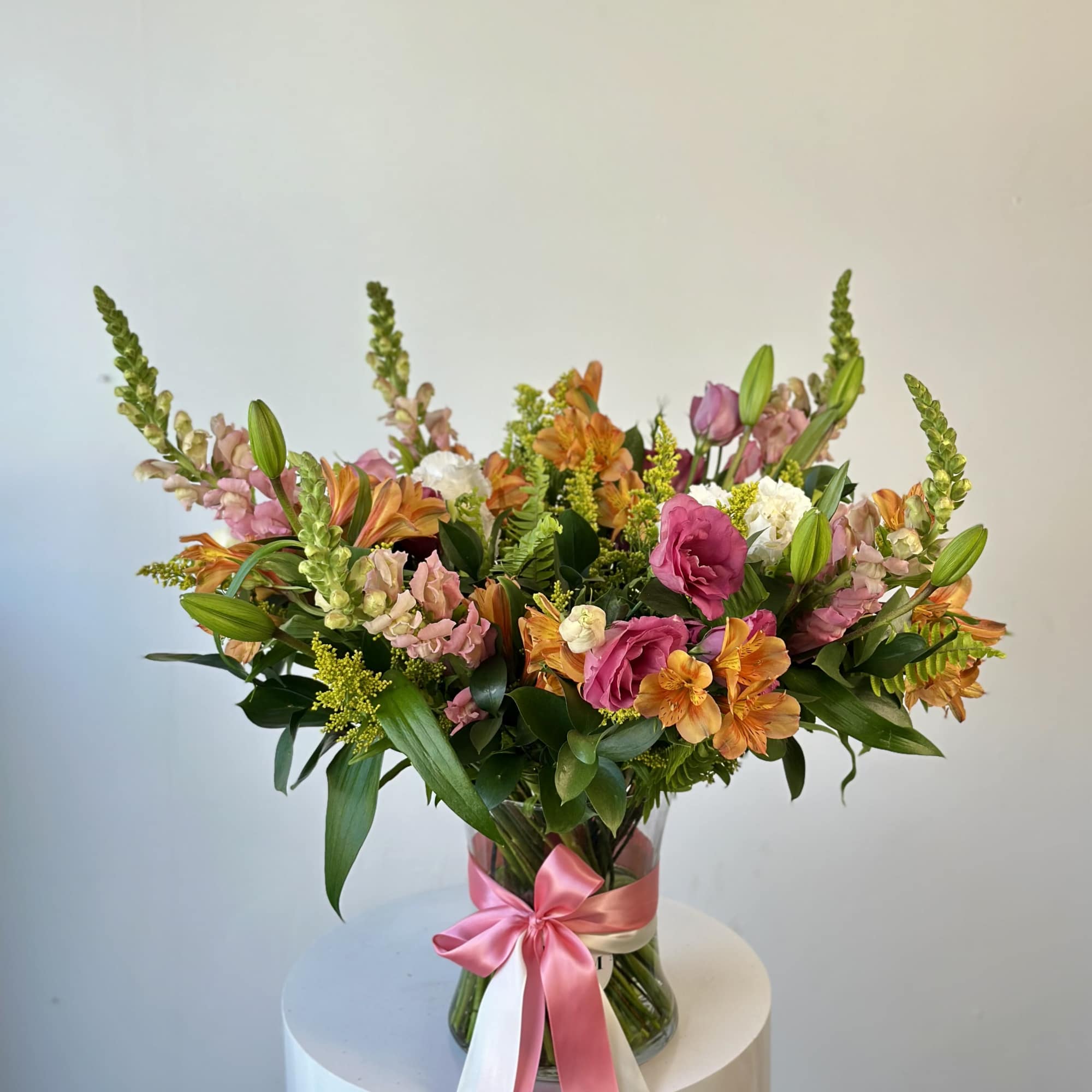 Stunning assortment of fresh blooms!

Send this beautifully-curated design, mix of seasonal flowers
