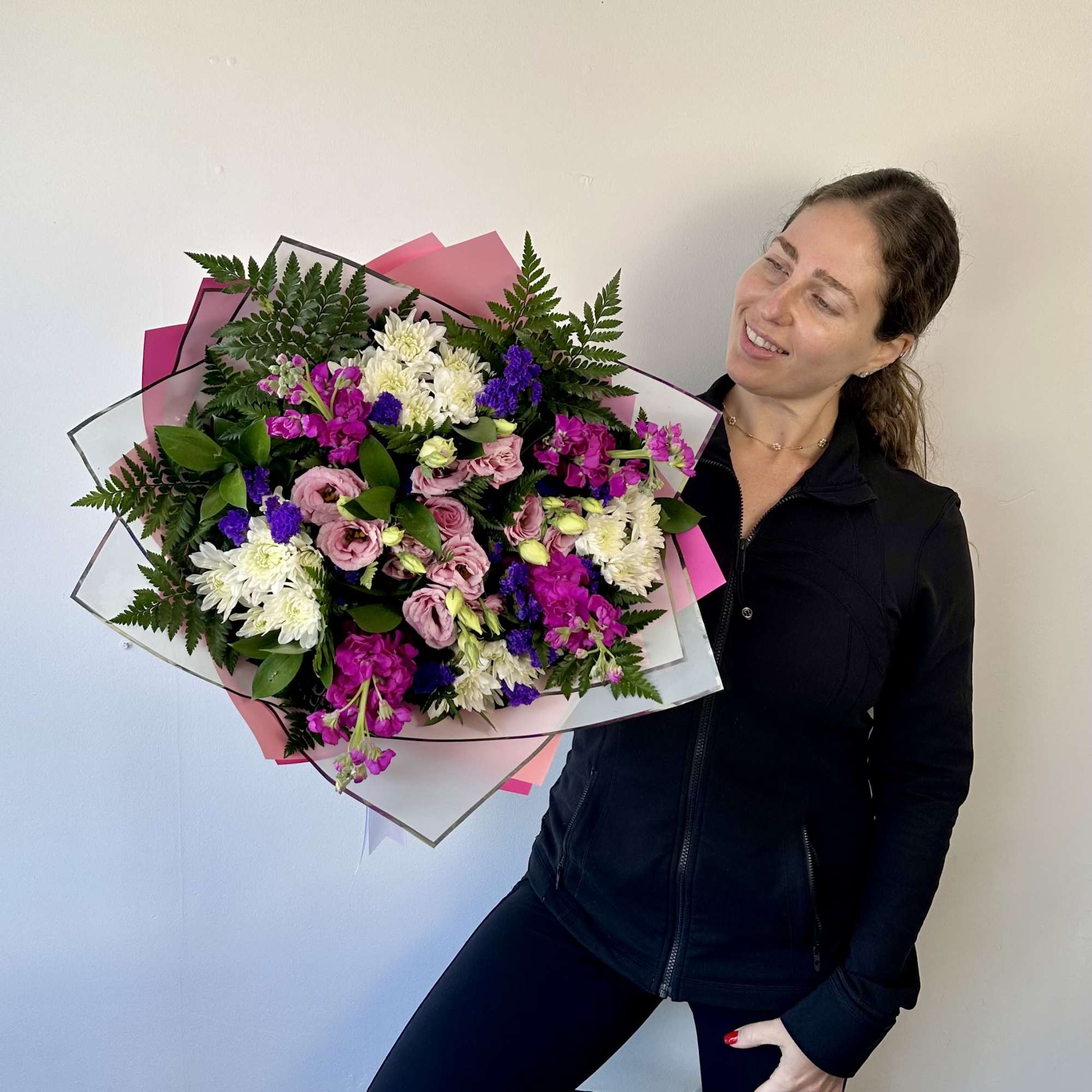 Our most popular bouquet! 

Fresh hand-tied bouquet. Features beautiful flowers that are