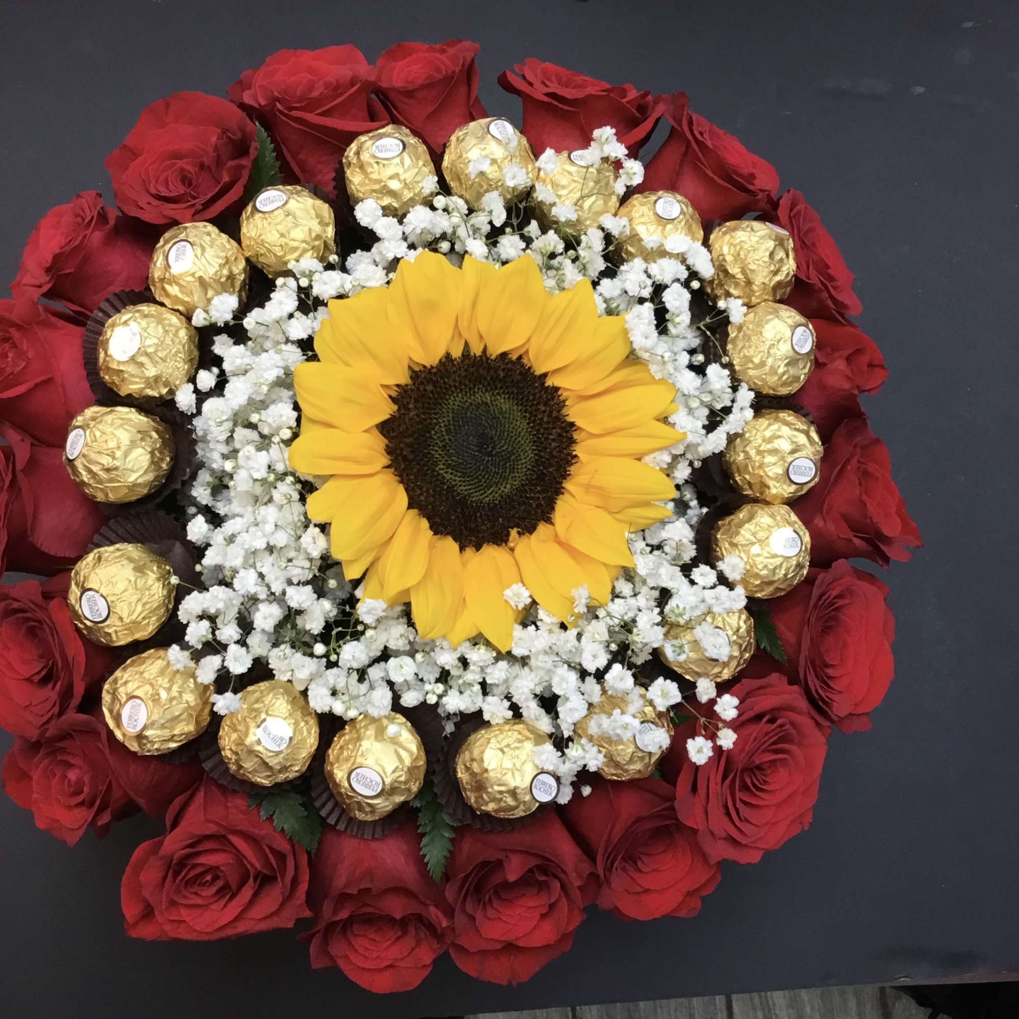 SUNFLOWER AND ROUSES RED WITH CHOCOLATE 