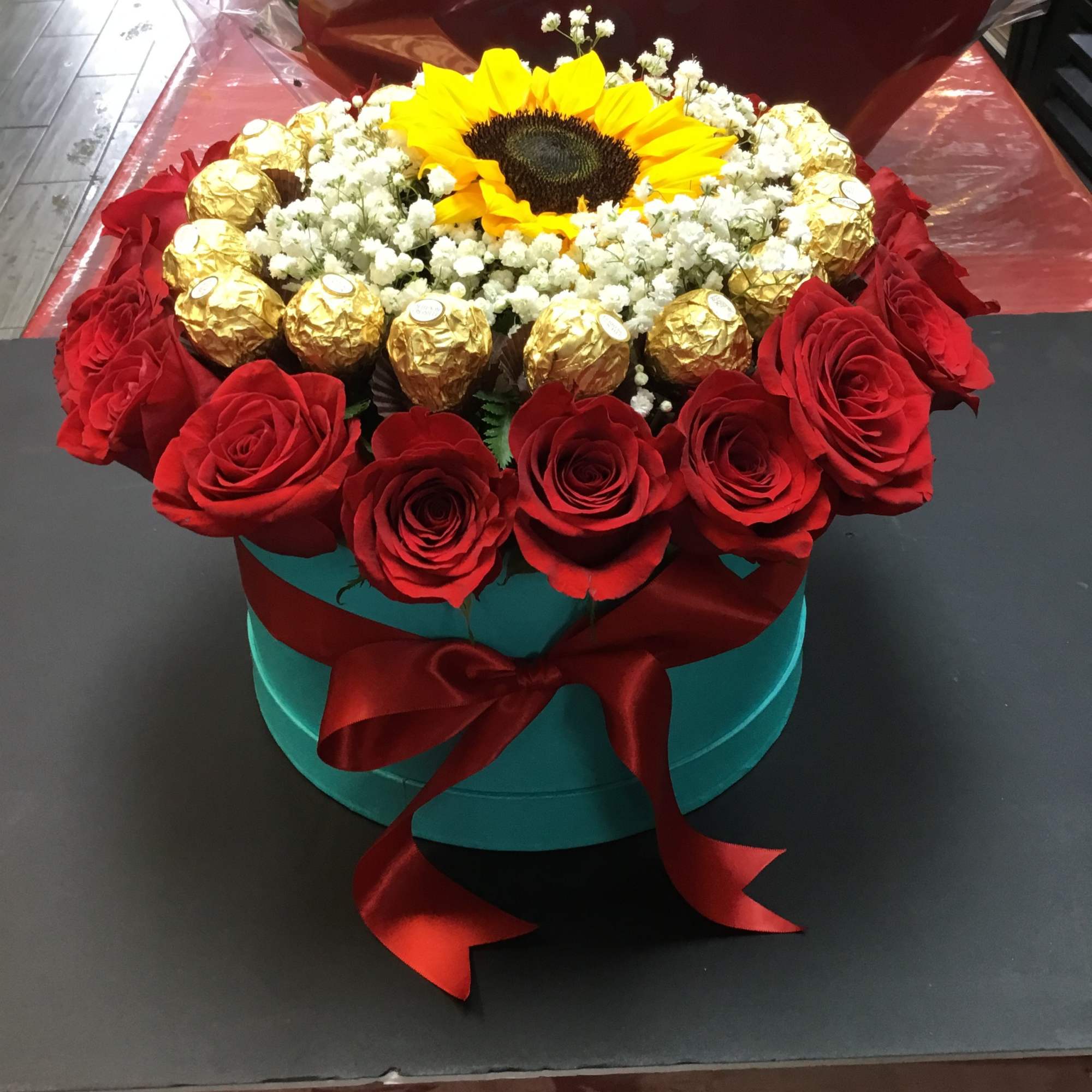 SUNFLOWER AND ROUSES RED WITH CHOCOLATE 