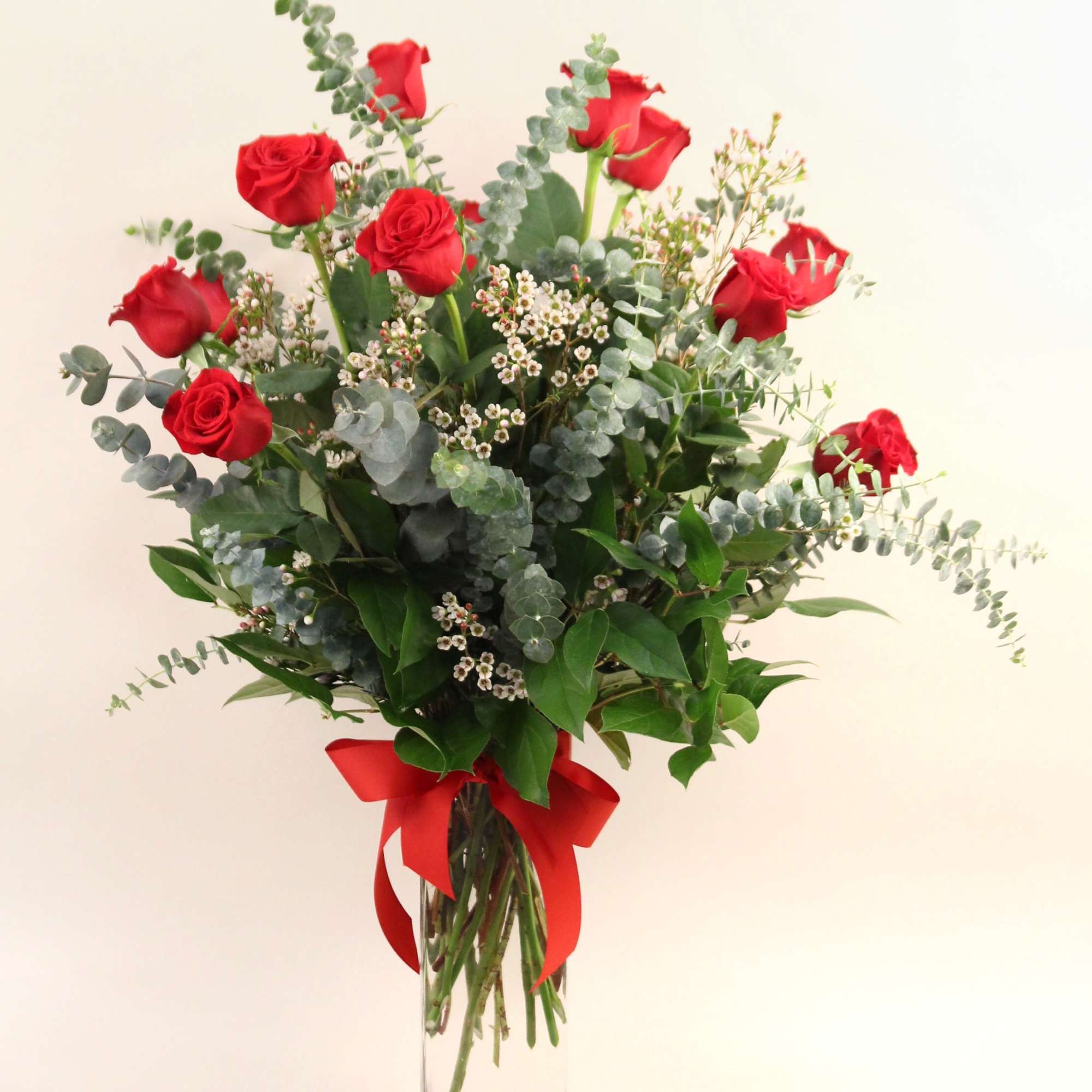 1 dozen red long stem Ecuadorian roses with mixed greens. 

Vase dimension: