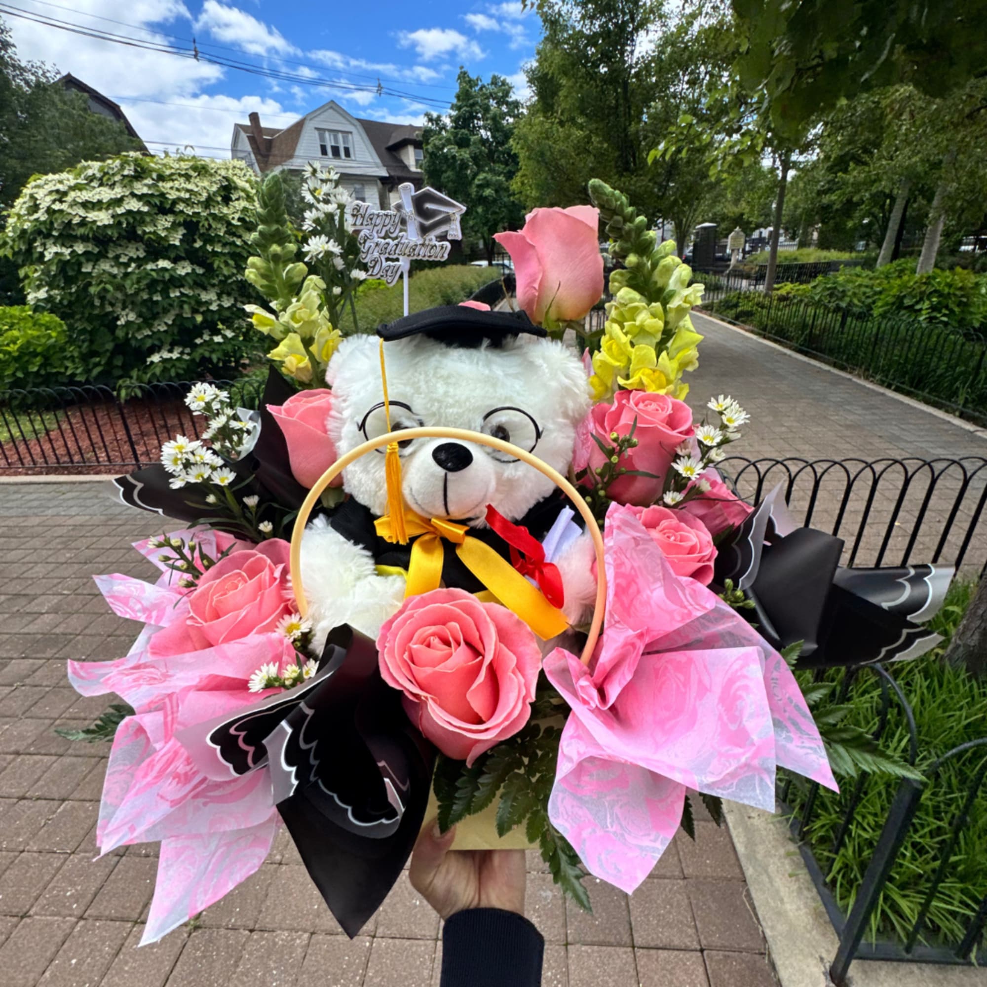 An arrangement full of tenderness and meaning, designed to celebrate those who