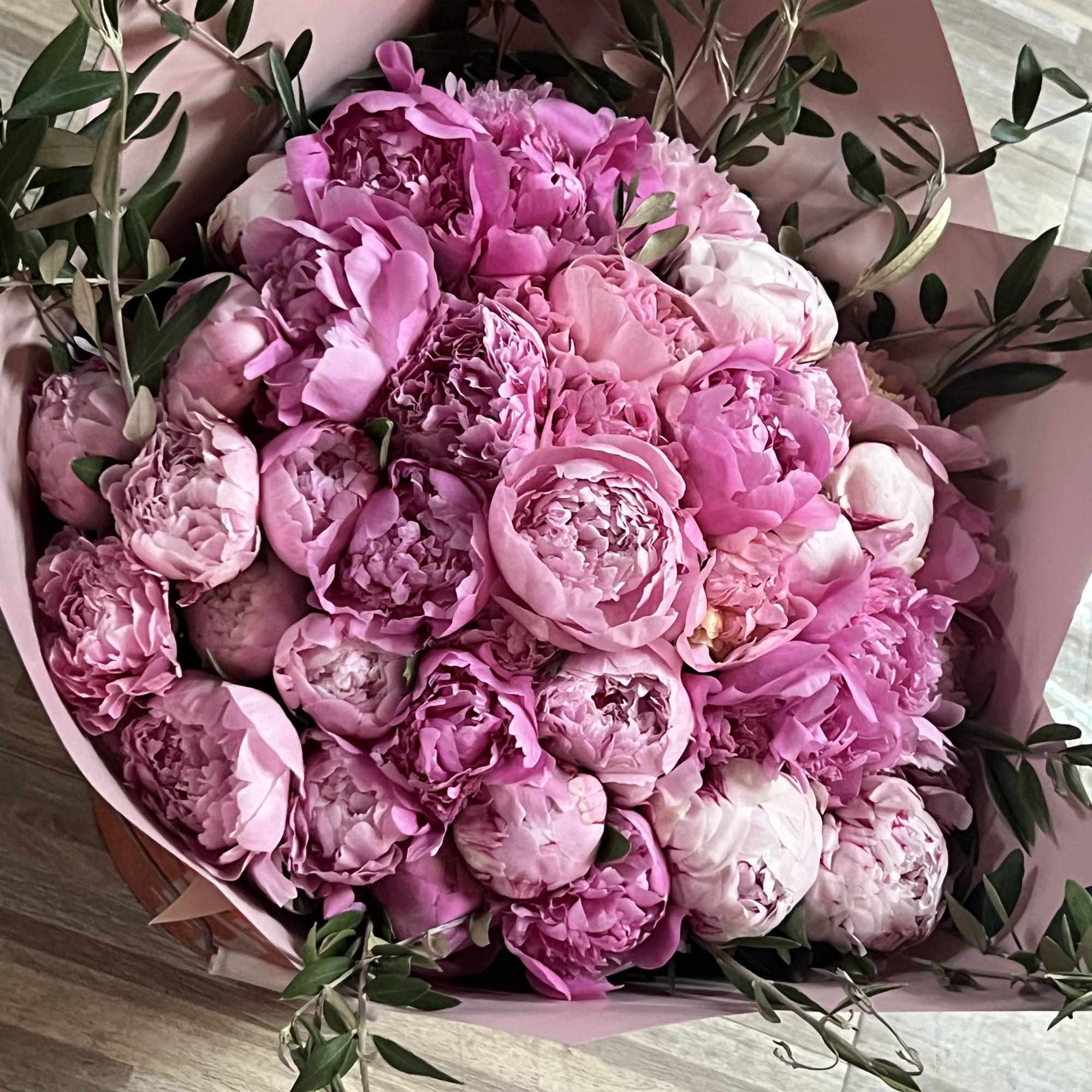 The beautiful life of fresh peonies in your home or office is