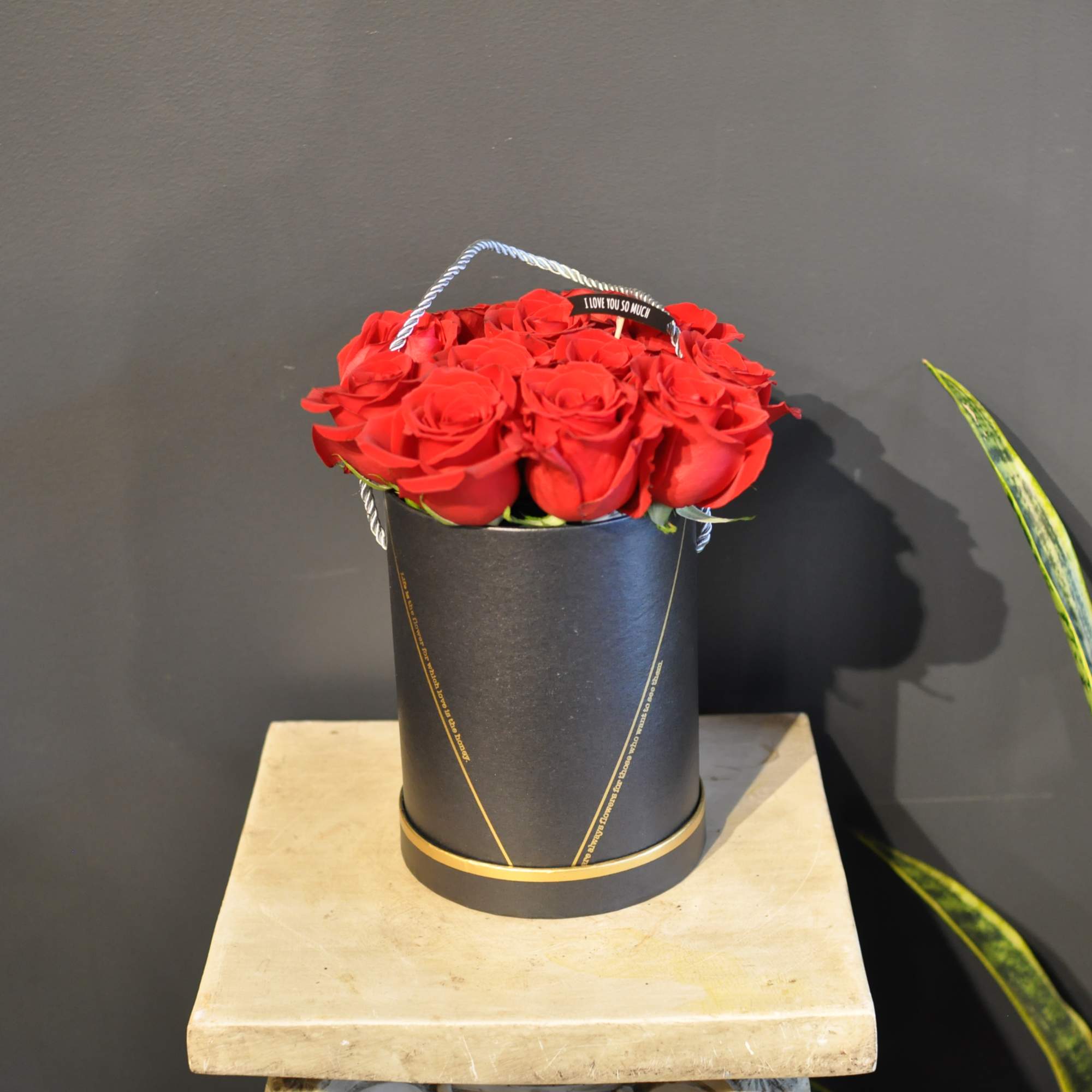 1 Dozen Red Roses.
*Containers are subjects to change. (Due to Covid-19, it 1 Dozen Red Roses.
*Containers are subjects to change. (Due to Covid-19, it