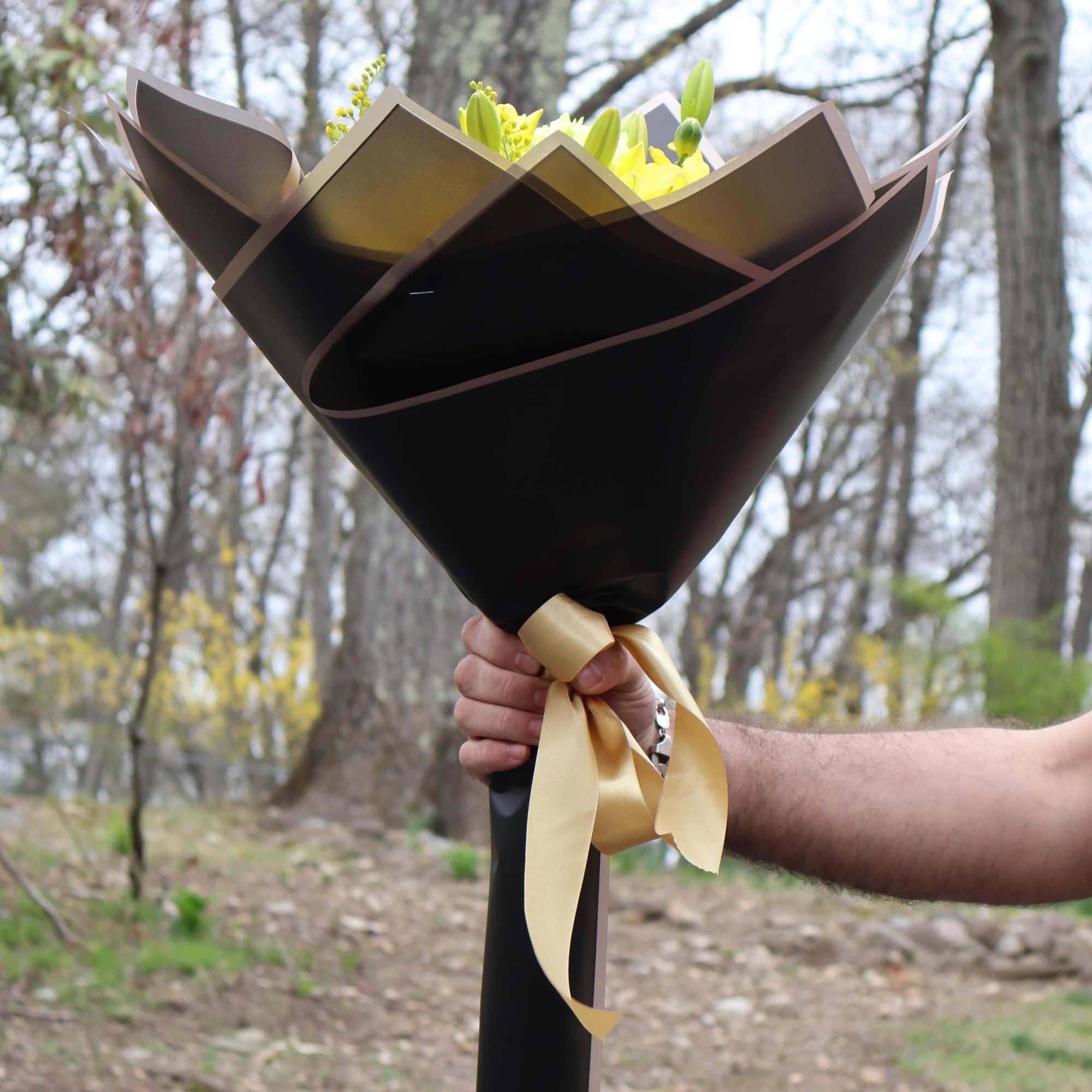 A cheerful burst of sunshine, this bouquet features yellow lilies, golden daisies