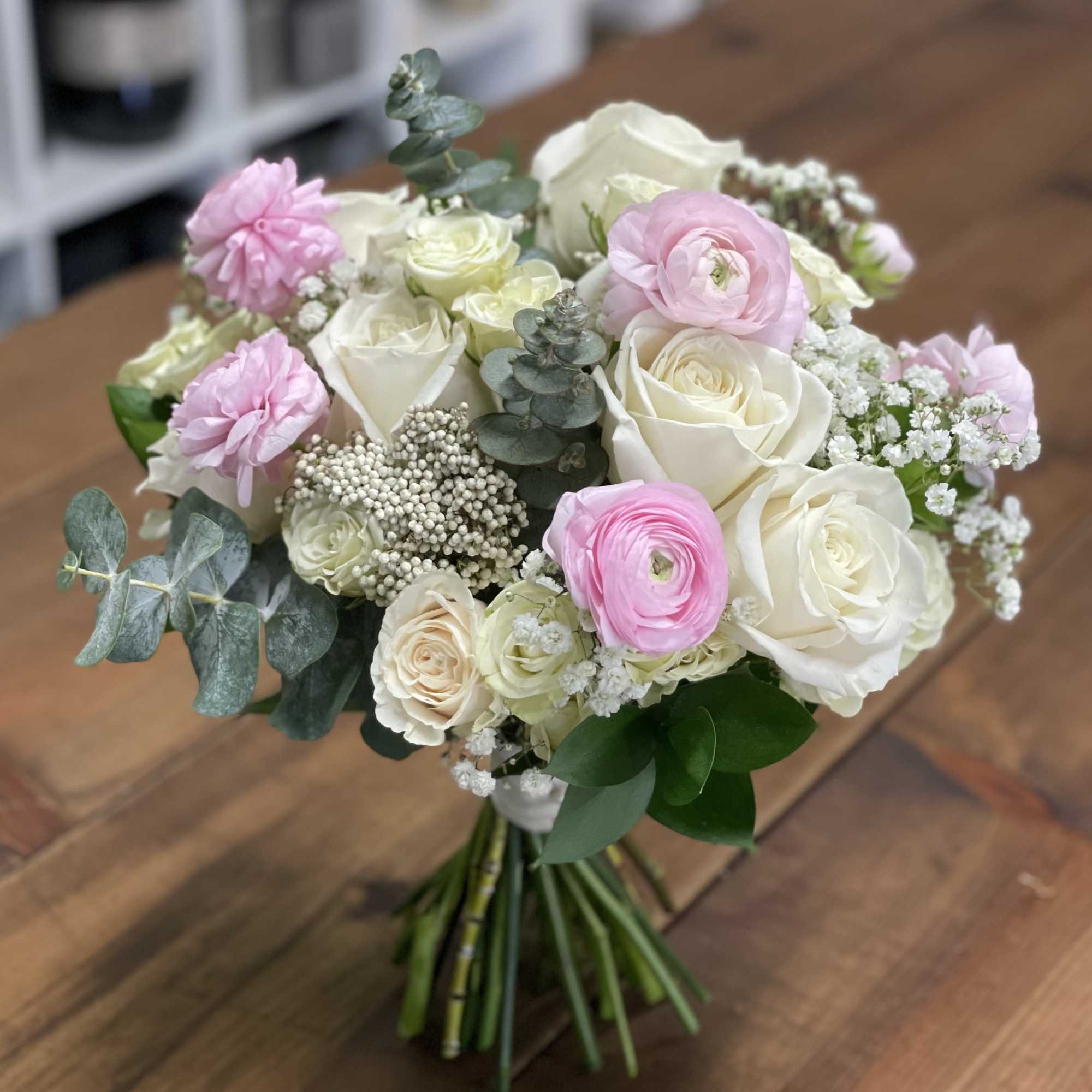 The photos shown are examples. All wedding bouquets can be customized based The photos shown are examples. All wedding bouquets can be customized based