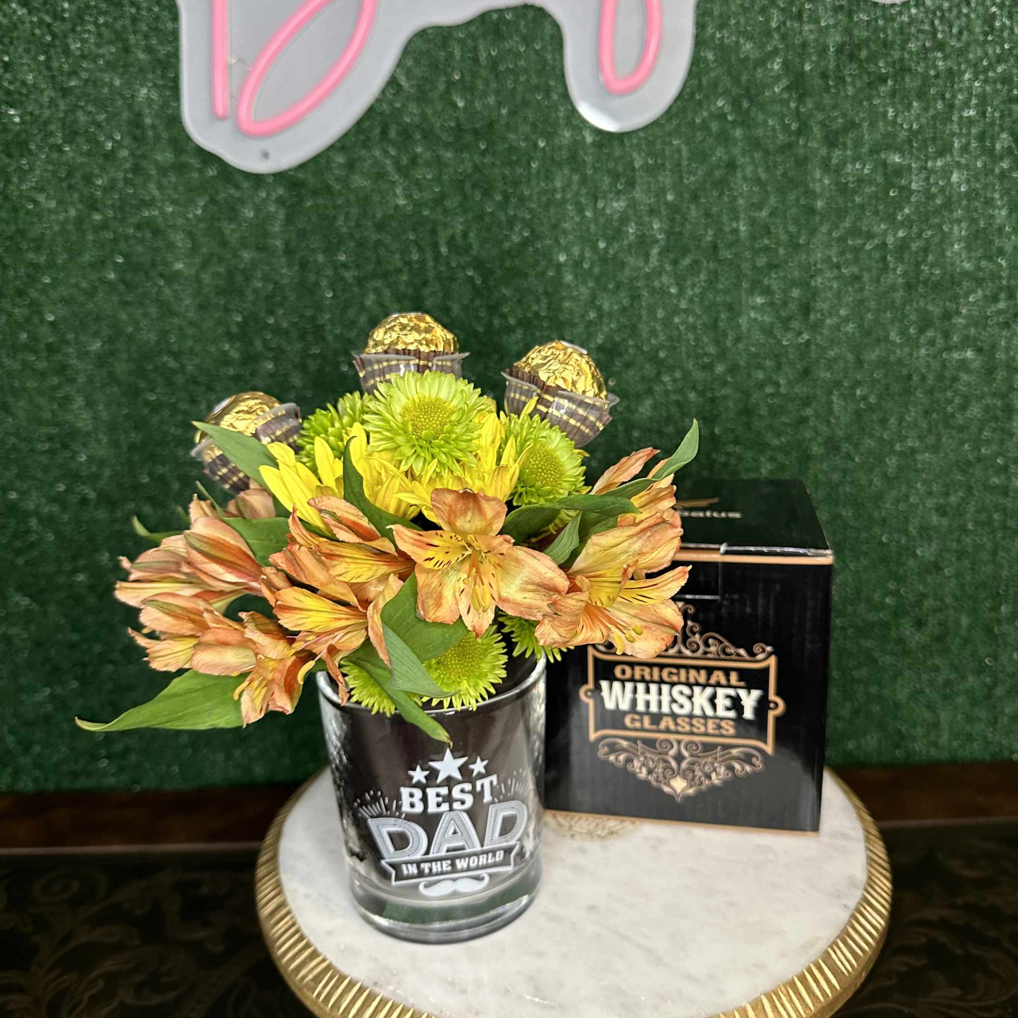 Clear whiskey glass with flowers and chocolates includes the box and coaster
Flowers Clear whiskey glass with flowers and chocolates includes the box and coaster
Flowers