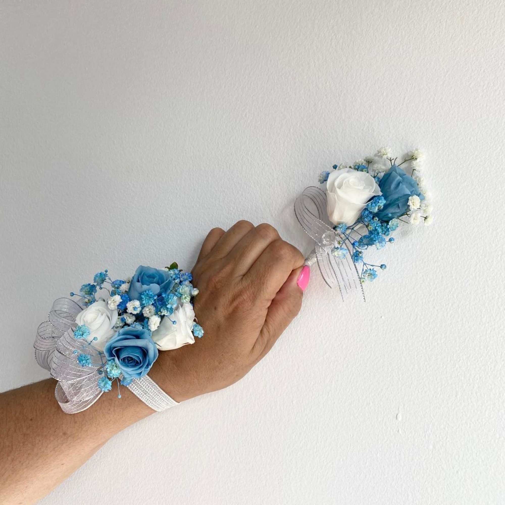 A classic  boutonni&egrave;re that compliments any suit. A perfect addition for