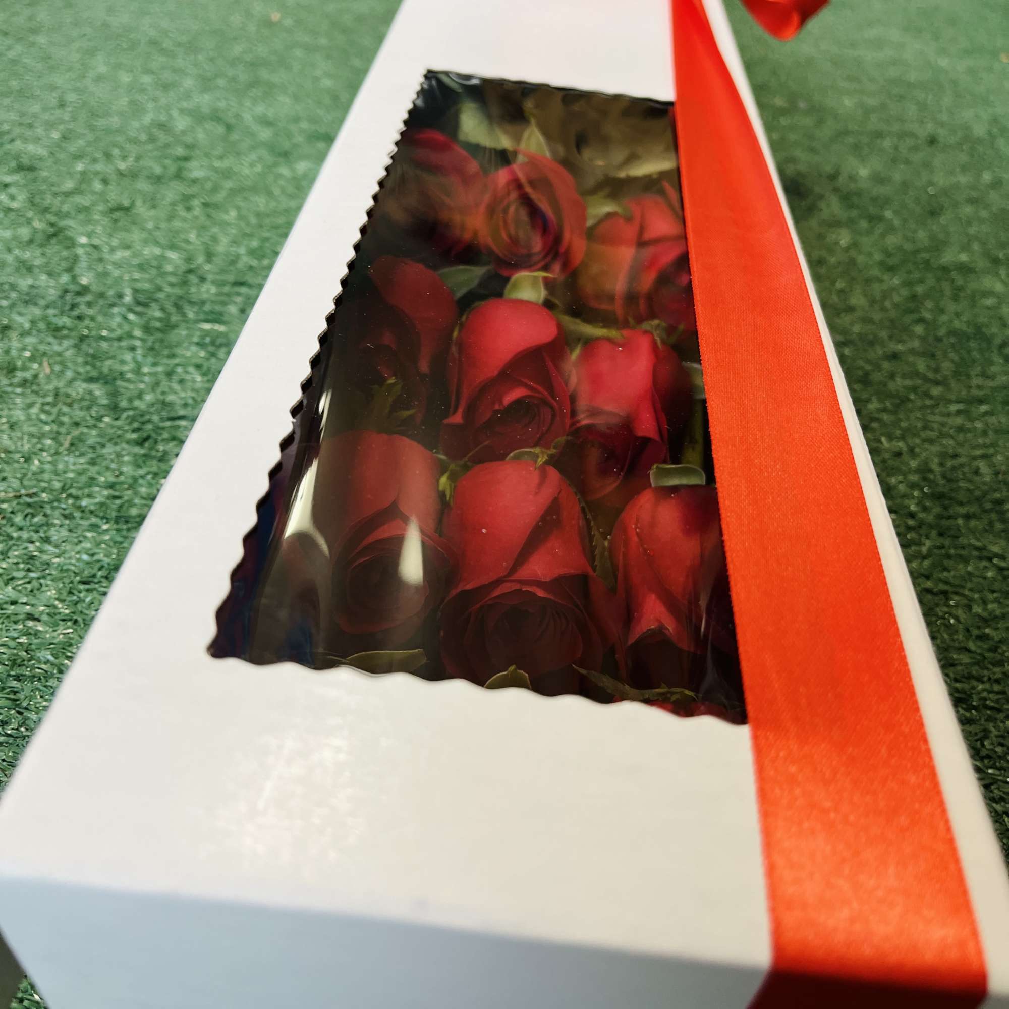 approximately 12 in tall box of 1 dozen red roses.