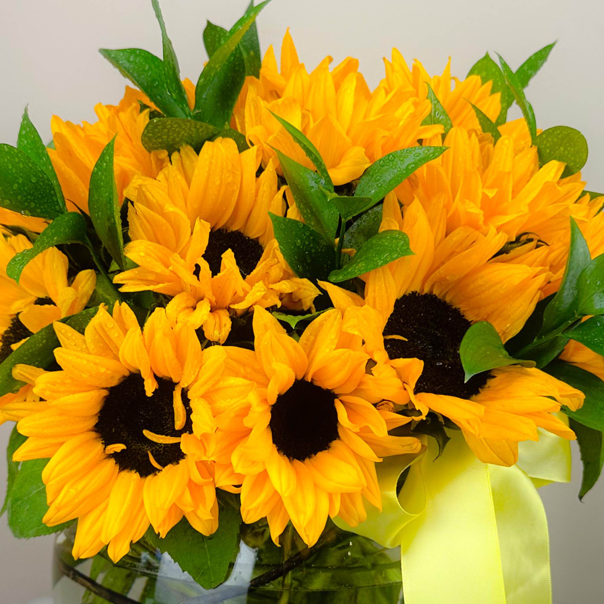 A blissful gift for all sunflower lovers! Carefully curated and elegantly presented