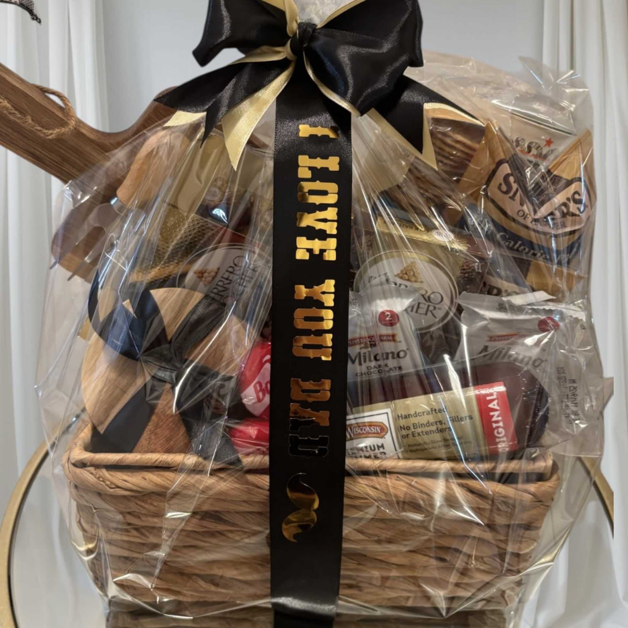 Includes:
	&bull;	Charcuterie board
	&bull;	Charcuterie utensils
	&bull;	Crackers for ham
	&bull;	Chocolate sticks
	&bull;	Ferrero Rocher chocolates
	&bull;	Ferrero chocolate bars
	&bull;	Babybel cheese
	&bull;	Wisconsin-style chorizo
	&bull;	Pretzels
	&bull;	Milano