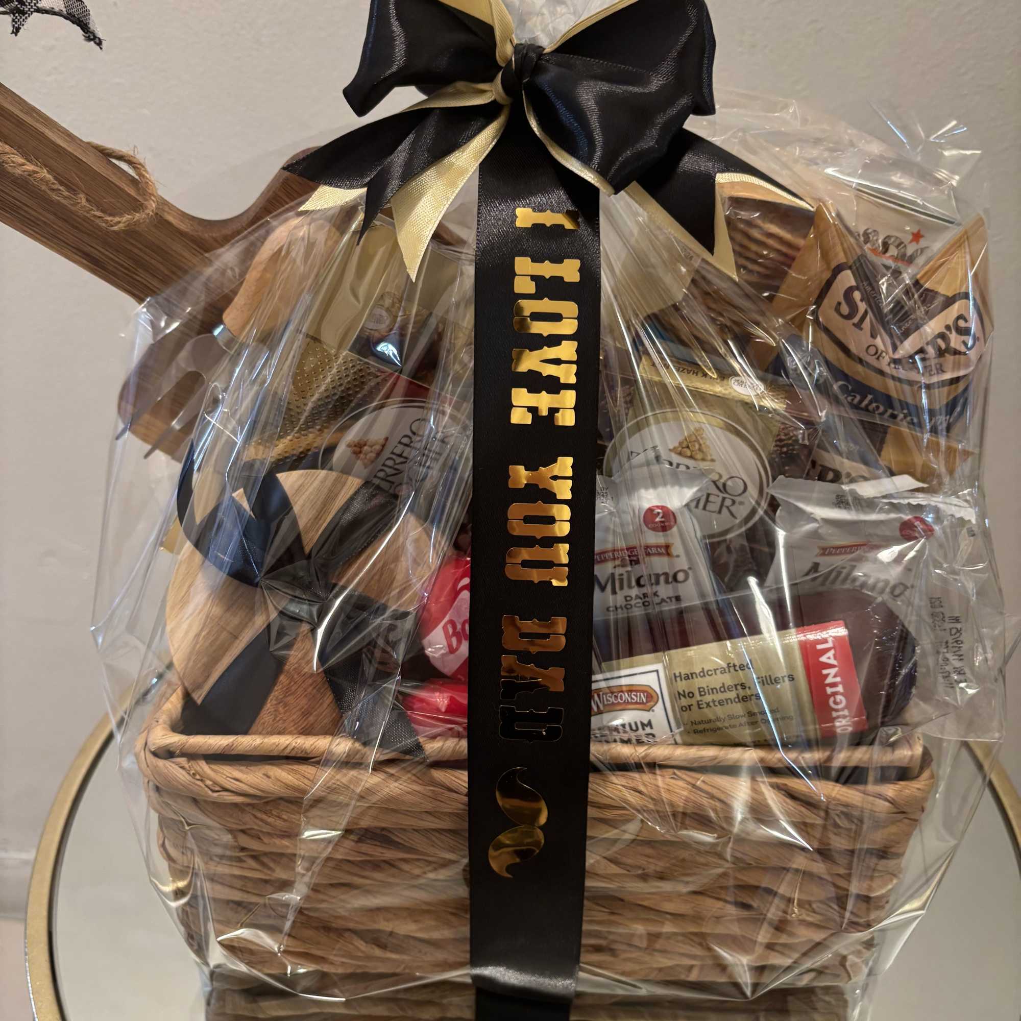 Includes:
	&bull;	Charcuterie board
	&bull;	Charcuterie utensils
	&bull;	Crackers for ham
	&bull;	Chocolate sticks
	&bull;	Ferrero Rocher chocolates
	&bull;	Ferrero chocolate bars
	&bull;	Babybel cheese
	&bull;	Wisconsin-style chorizo
	&bull;	Pretzels
	&bull;	Milano