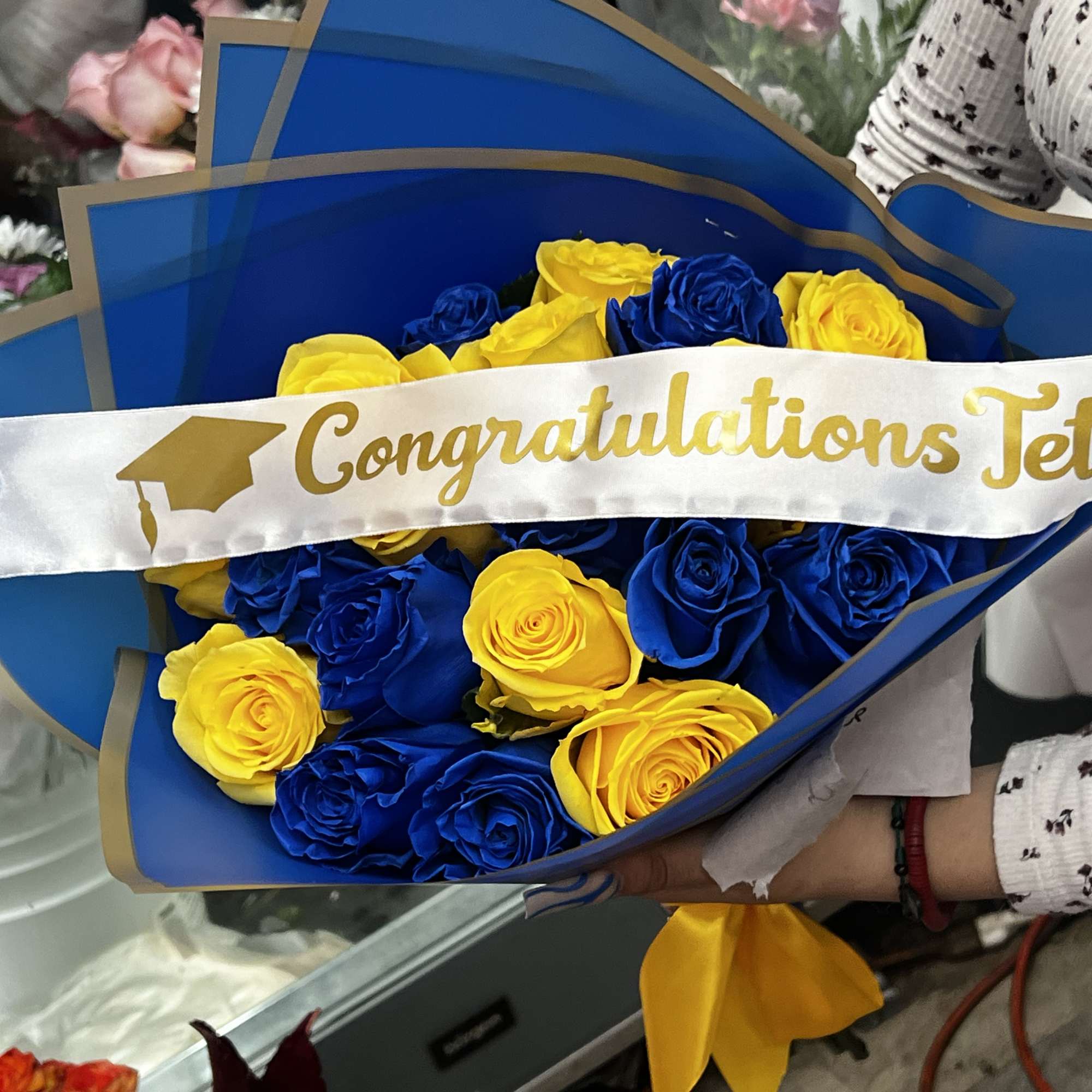 Standard comes with  18 roses blue and yellow!, deluxe with 25 Standard comes with  18 roses blue and yellow!, deluxe with 25