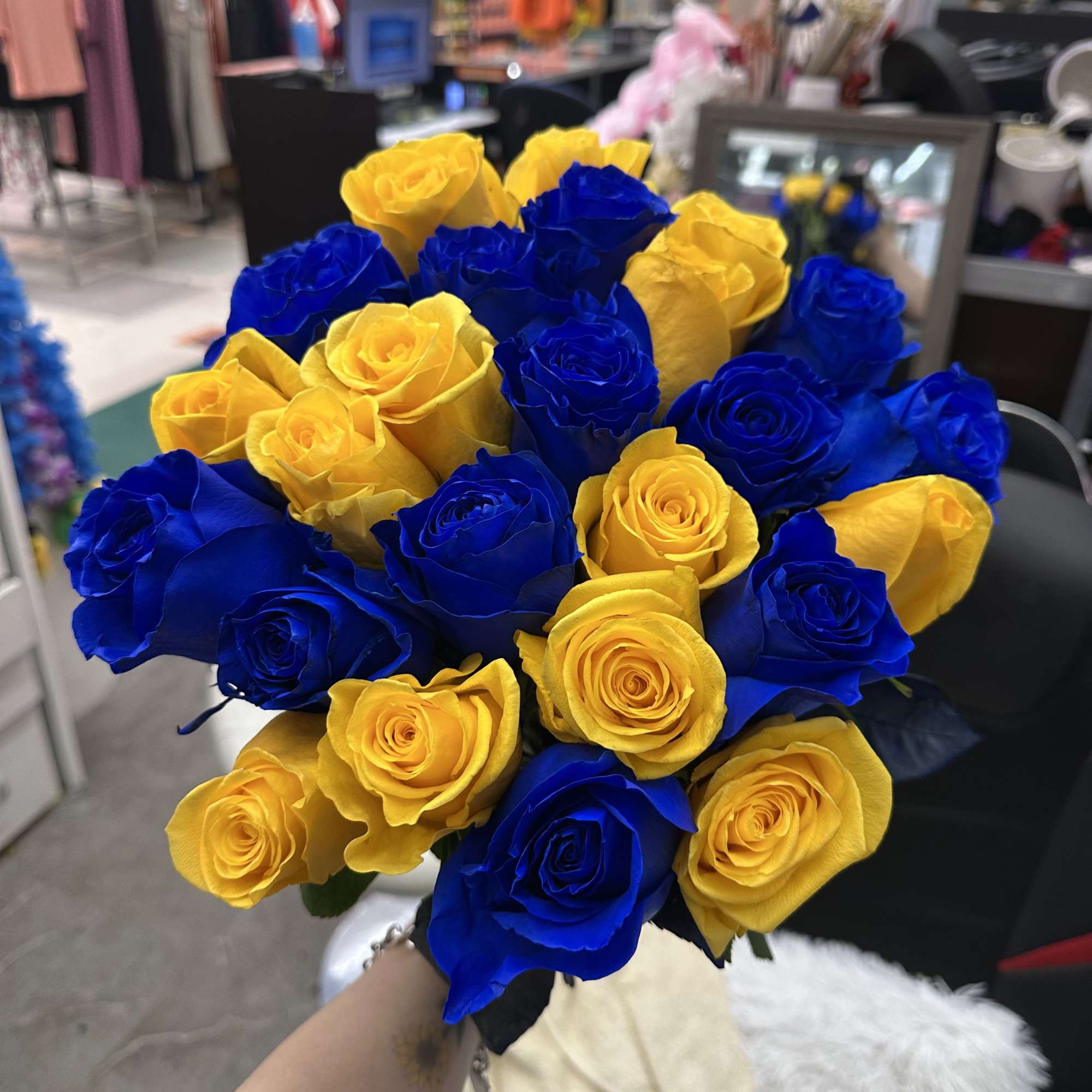 Standard comes with  18 roses blue and yellow!, deluxe with 25 Standard comes with  18 roses blue and yellow!, deluxe with 25