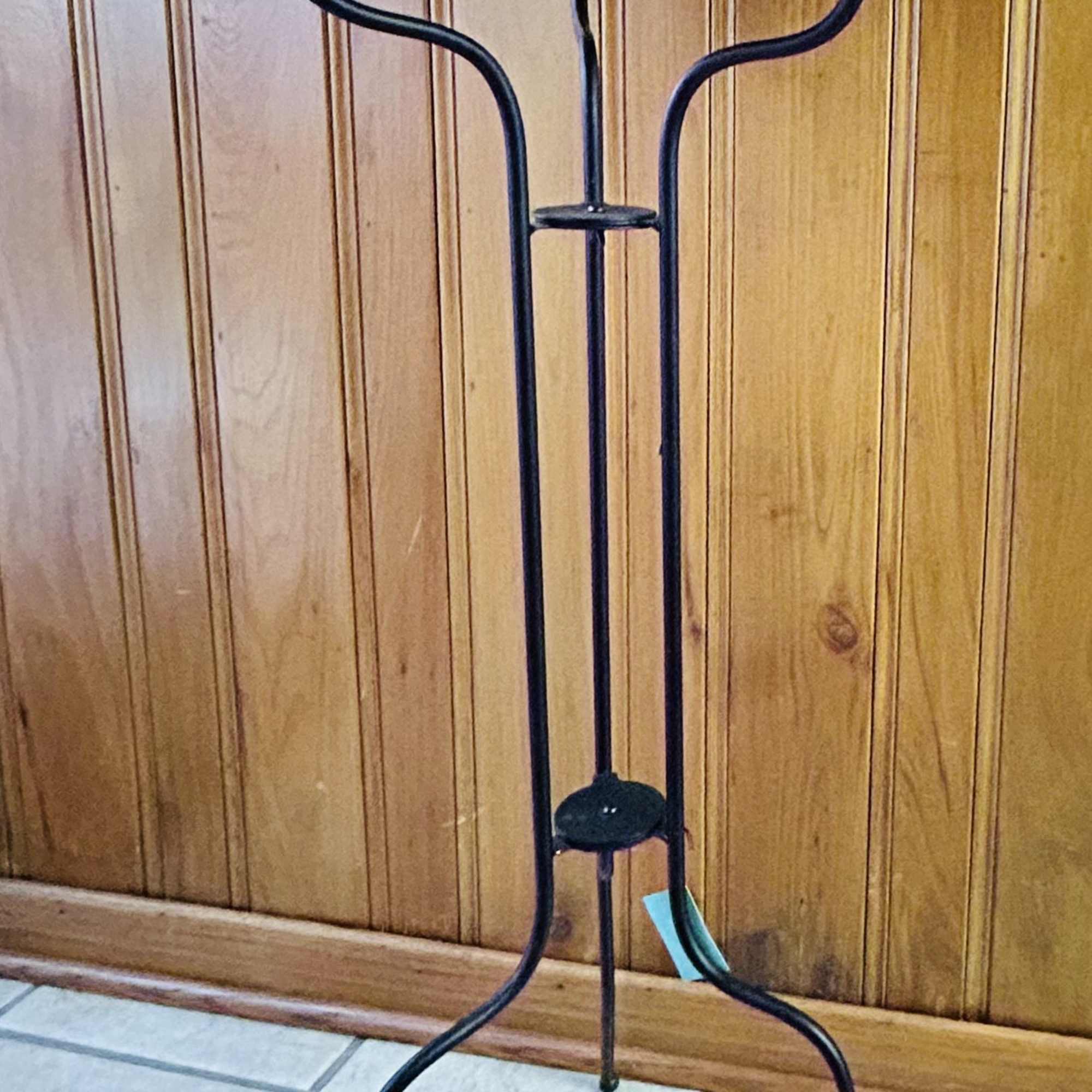 Beautifully designed with a large glass floral bowl, this bird bath will Beautifully designed with a large glass floral bowl, this bird bath will