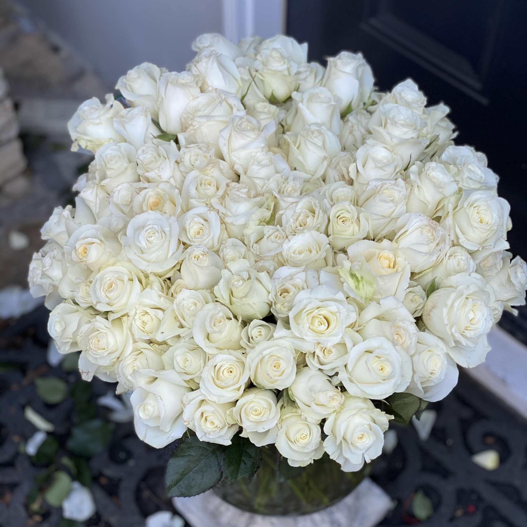 Make the best impression with this gorgeous design. 150 gorgeous white roses