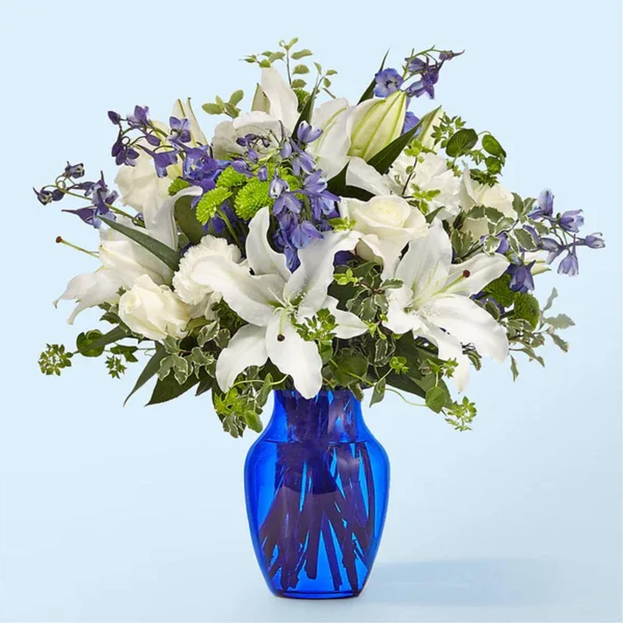 Reminiscent of crystal clear waters, this blend of blue and green florals